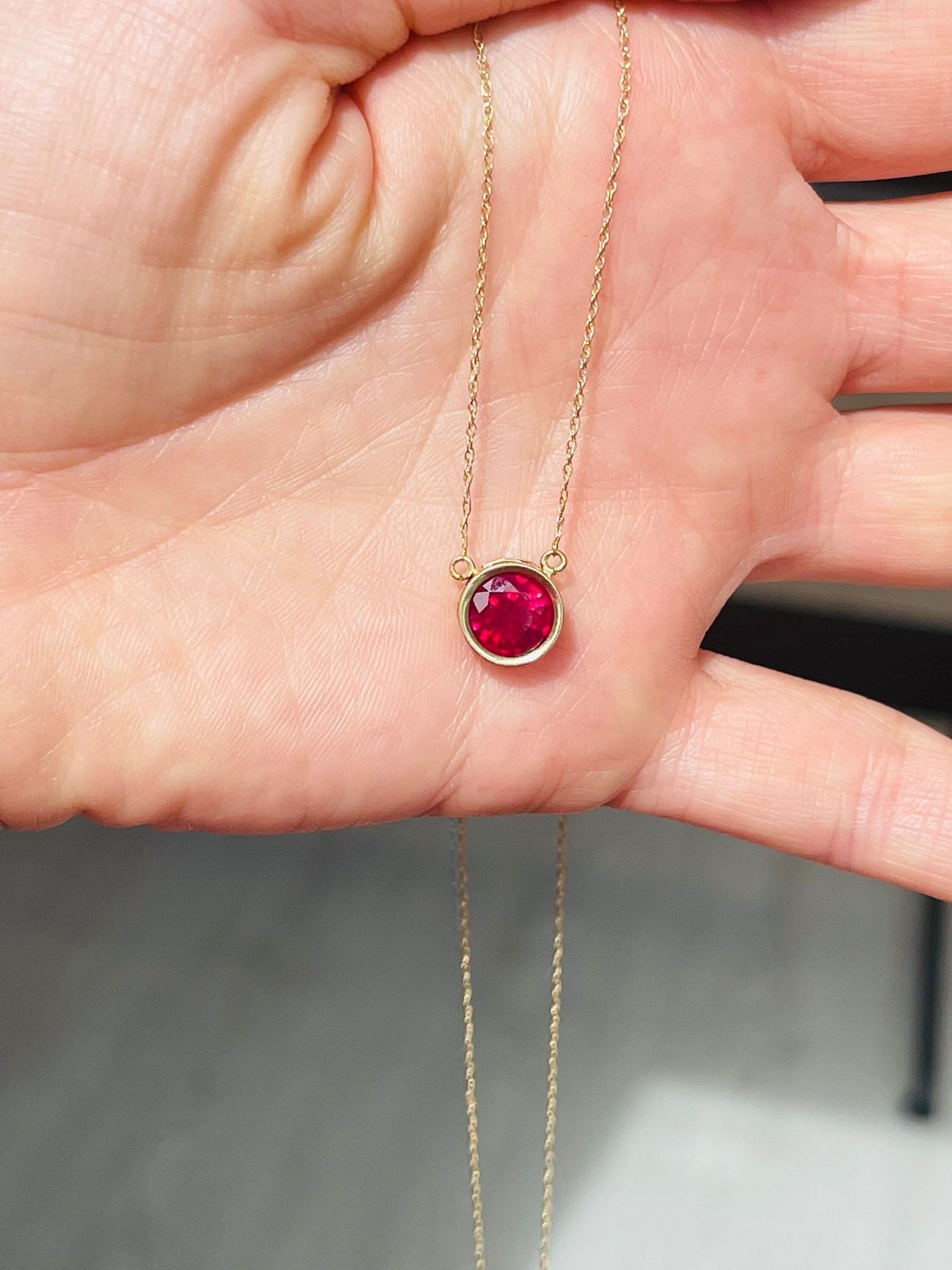 Grand collier pendentif avec un rubis de 8mm au centre, le rubis est d'une couleur rouge étonnante, le rubis est de clarté améliorée ce qui signifie que le rubis a été soumis à un processus où les inclusions ont été enlevées afin que le rubis soit