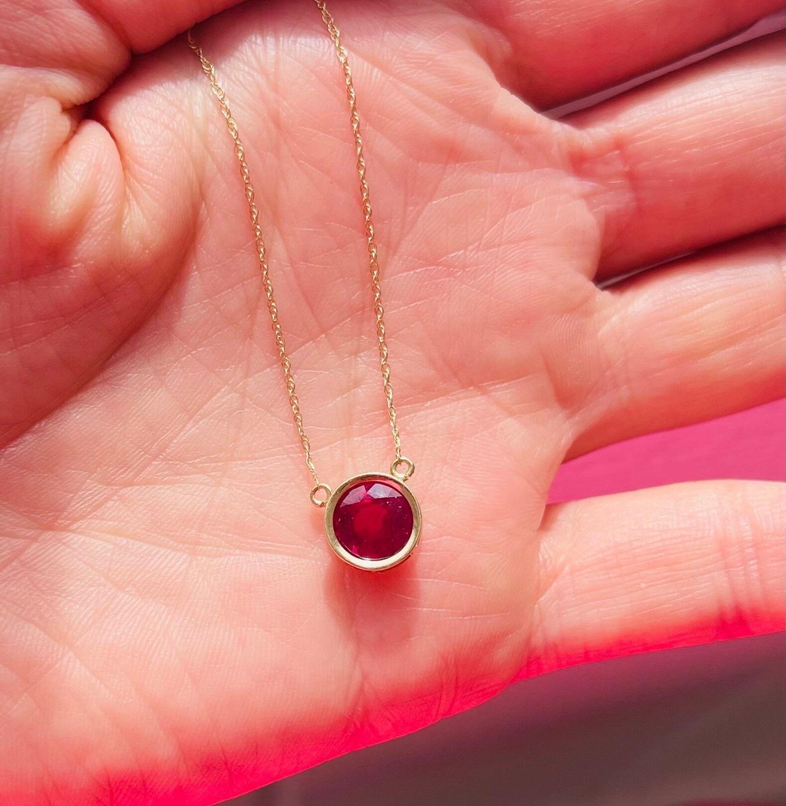 Grand collier pendentif en or jaune 14 carats avec rubis de 8 mm Unisexe en vente