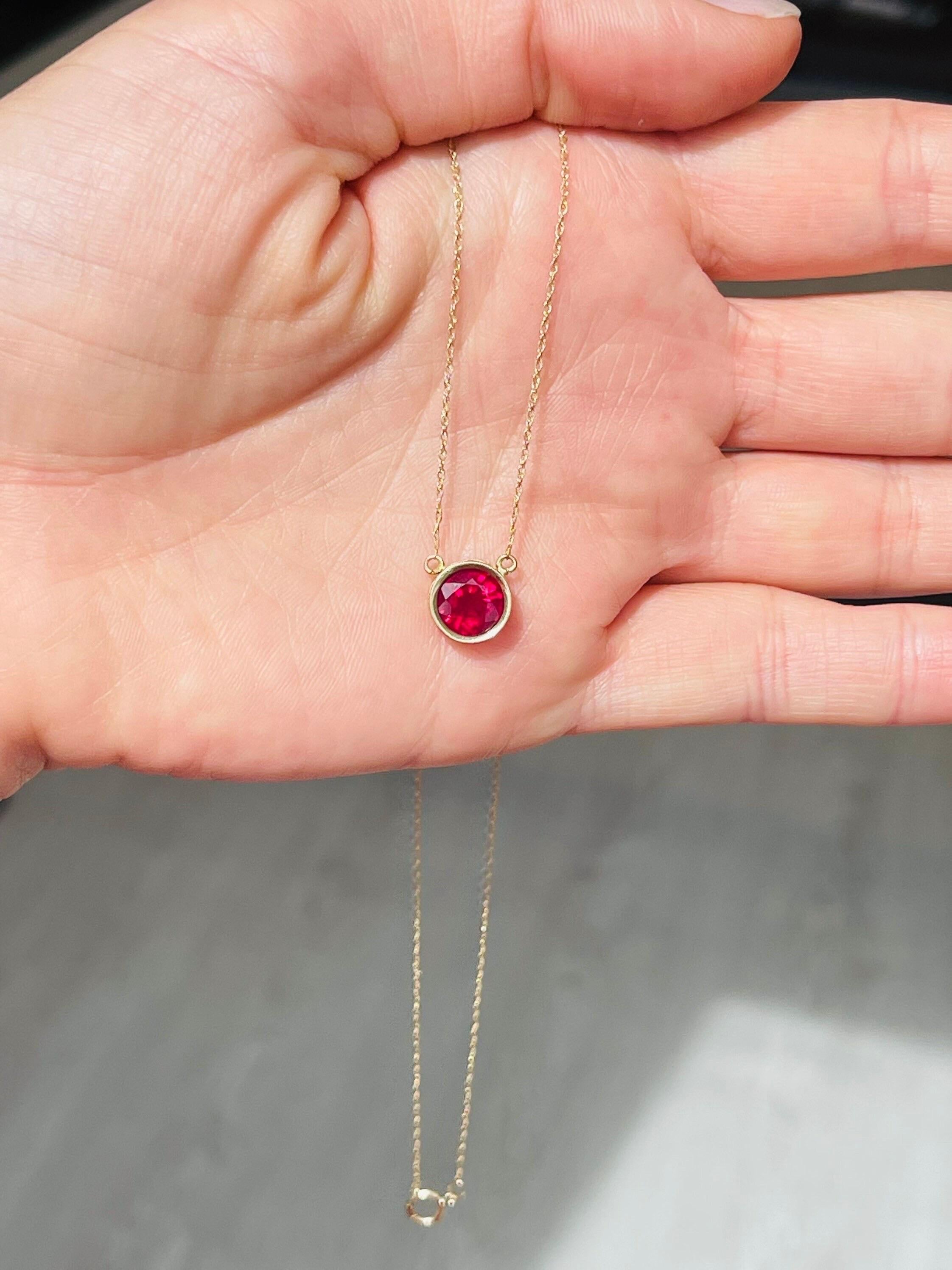 Grand collier pendentif en or jaune 14 carats avec rubis de 8 mm en vente 2