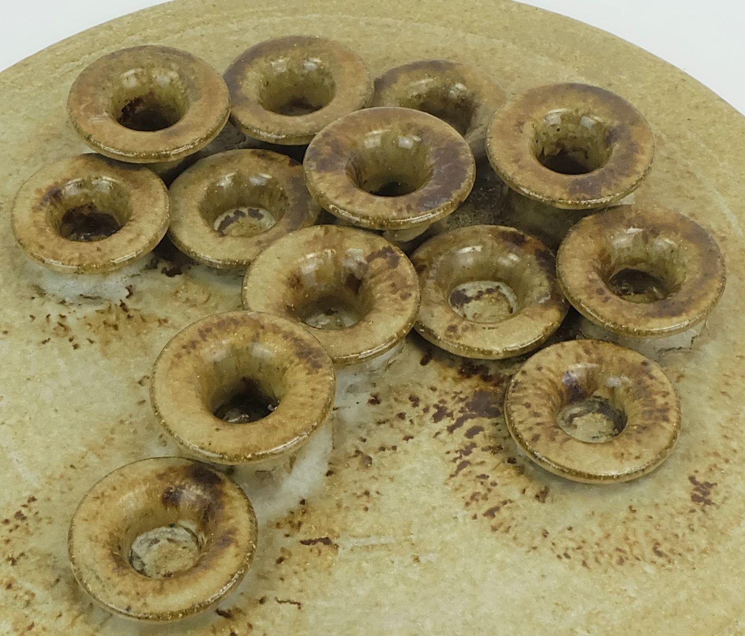 Grand bougeoir en céramique pour 13 bougies. Conçu par Rudi Stahl, fabricant de poteries d'art Rudi Stahl, Höhr-Grenzhausen, Allemagne. 1970s. Signé Handarbeit (fait à la main) Rudi Stahl. Le bougeoir est doté d'une suspension et peut donc également
