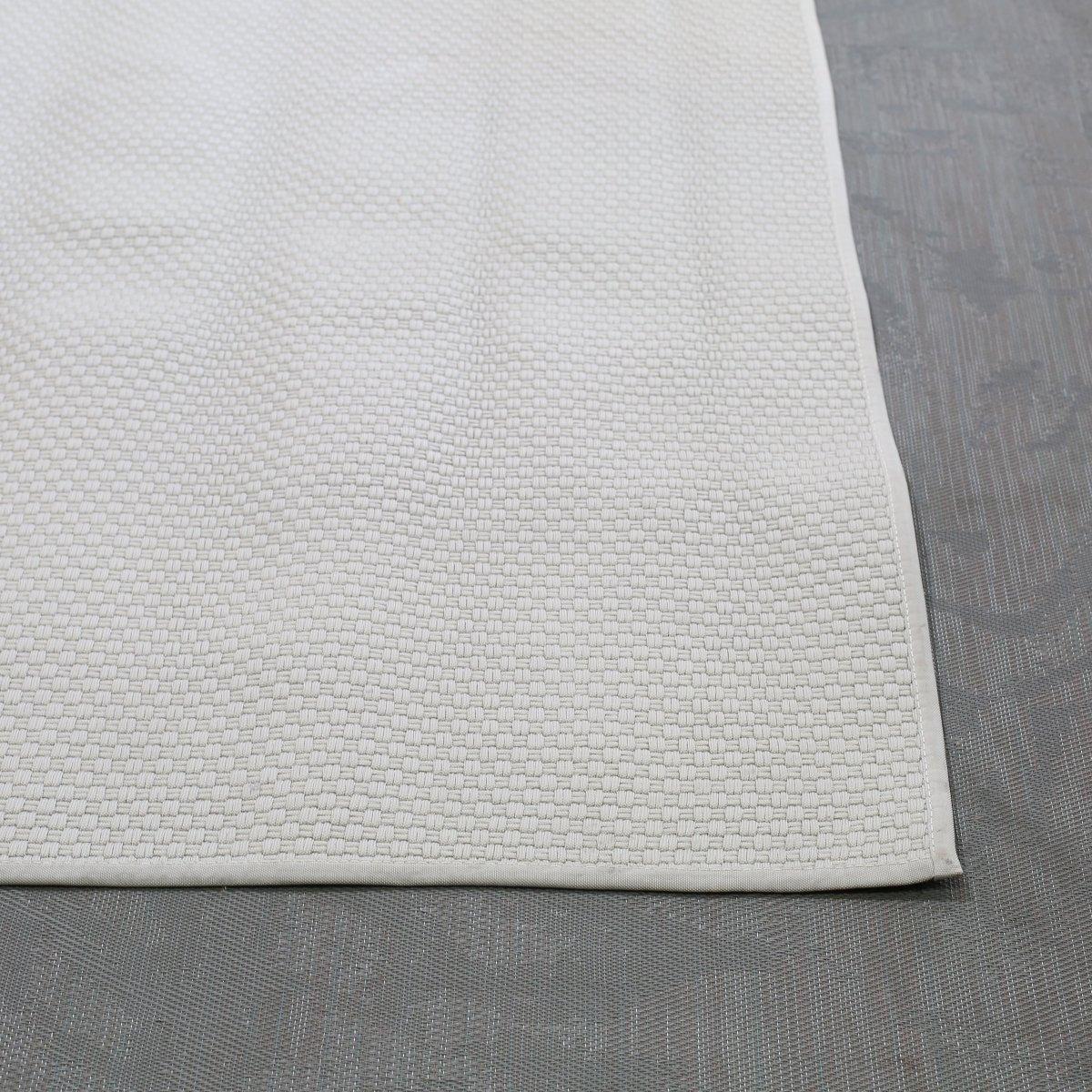 Ti presentiamo il Tappeto Grande di Paola Lenti, un'aggiunta di lusso a qualsiasi spazio abitativo. Realizzato con materiali di alta qualità e una squisita attenzione ai dettagli, questo tappeto emana eleganza e raffinatezza. La consistenza morbida