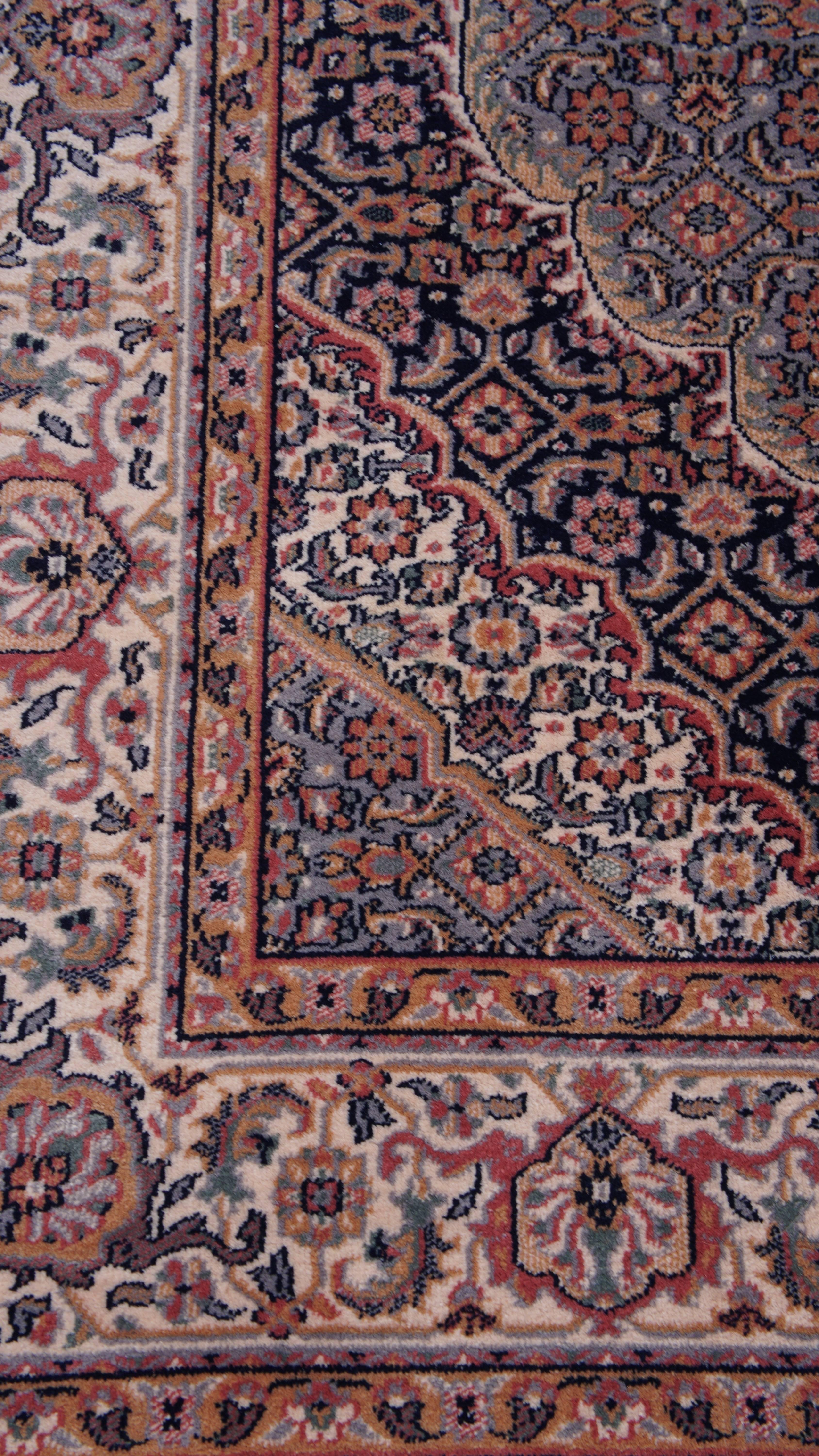 Angeboten wird dieser große Orientteppich mit einem feinen Muster und schönen Farben in den Maßen 291x199 cm.

Lassen Sie Ihr Zuhause mit diesem atemberaubenden Teppich erstrahlen. Es zeichnet sich durch elegante Farben und exquisite Details aus.