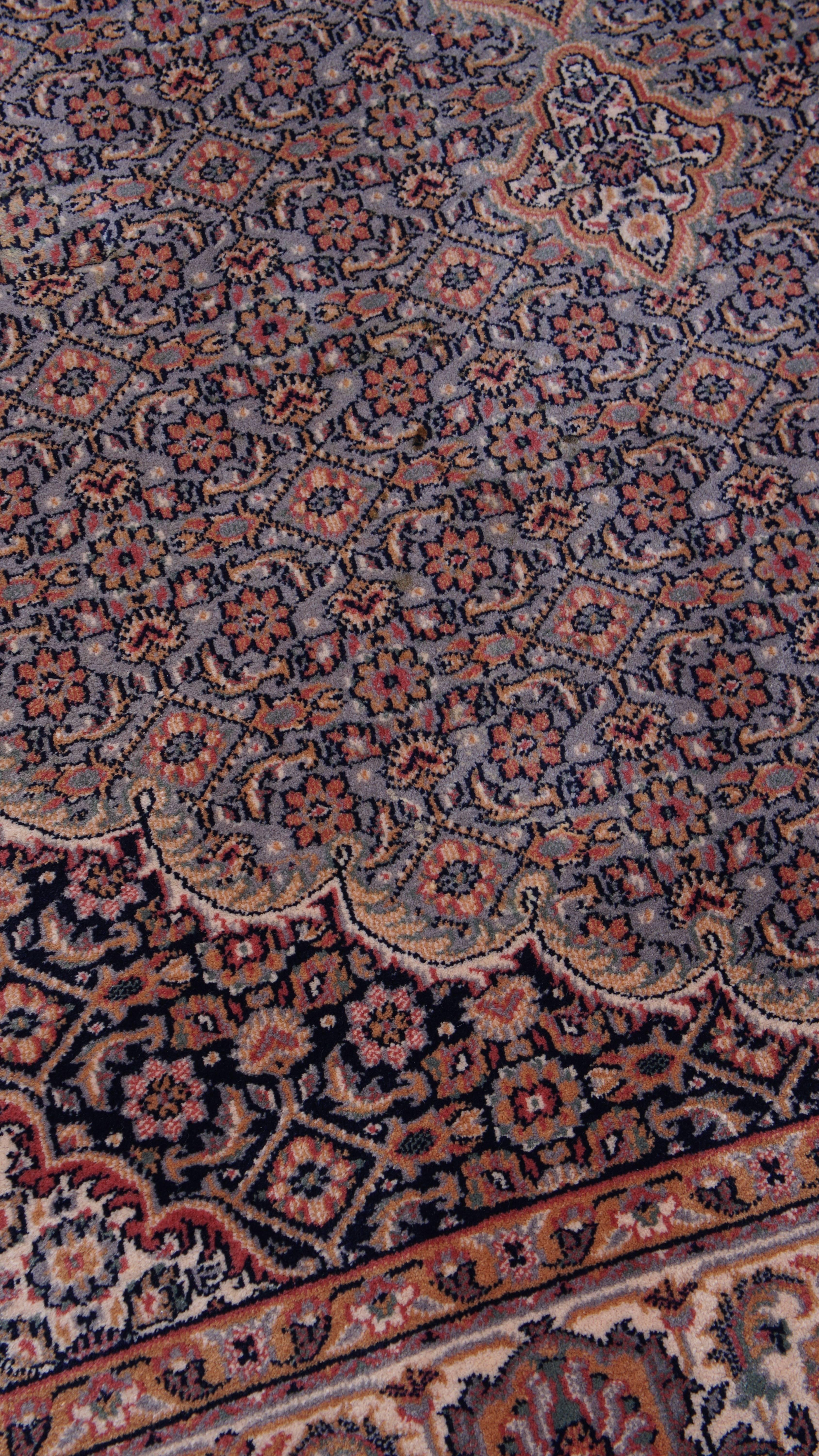 Großer Teppich mit feinem Muster und schönen Farben - 291x199 cm (Handgefertigt) im Angebot