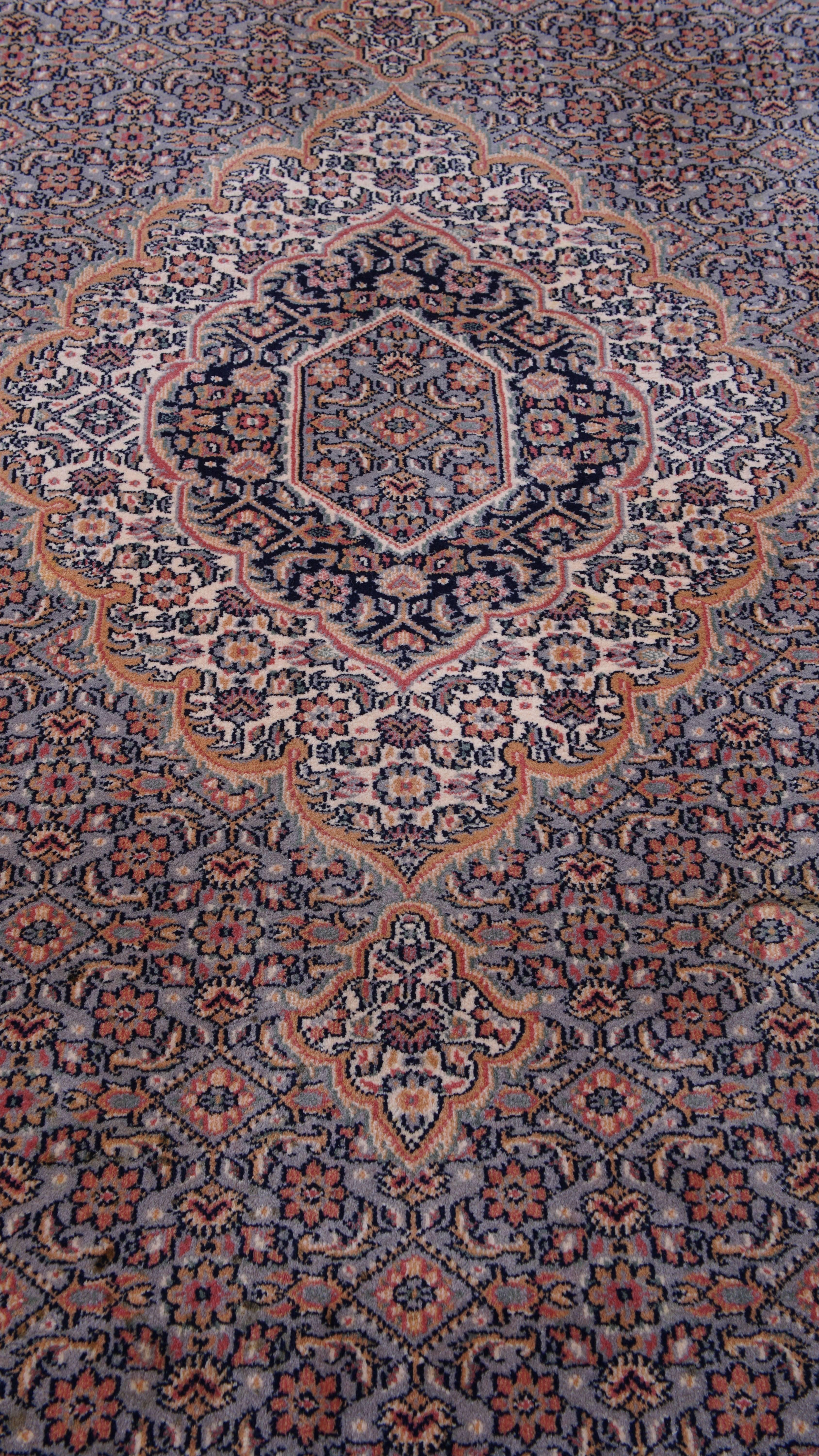 Großer Teppich mit feinem Muster und schönen Farben - 291x199 cm im Zustand „Relativ gut“ im Angebot in Harderwijk, NL