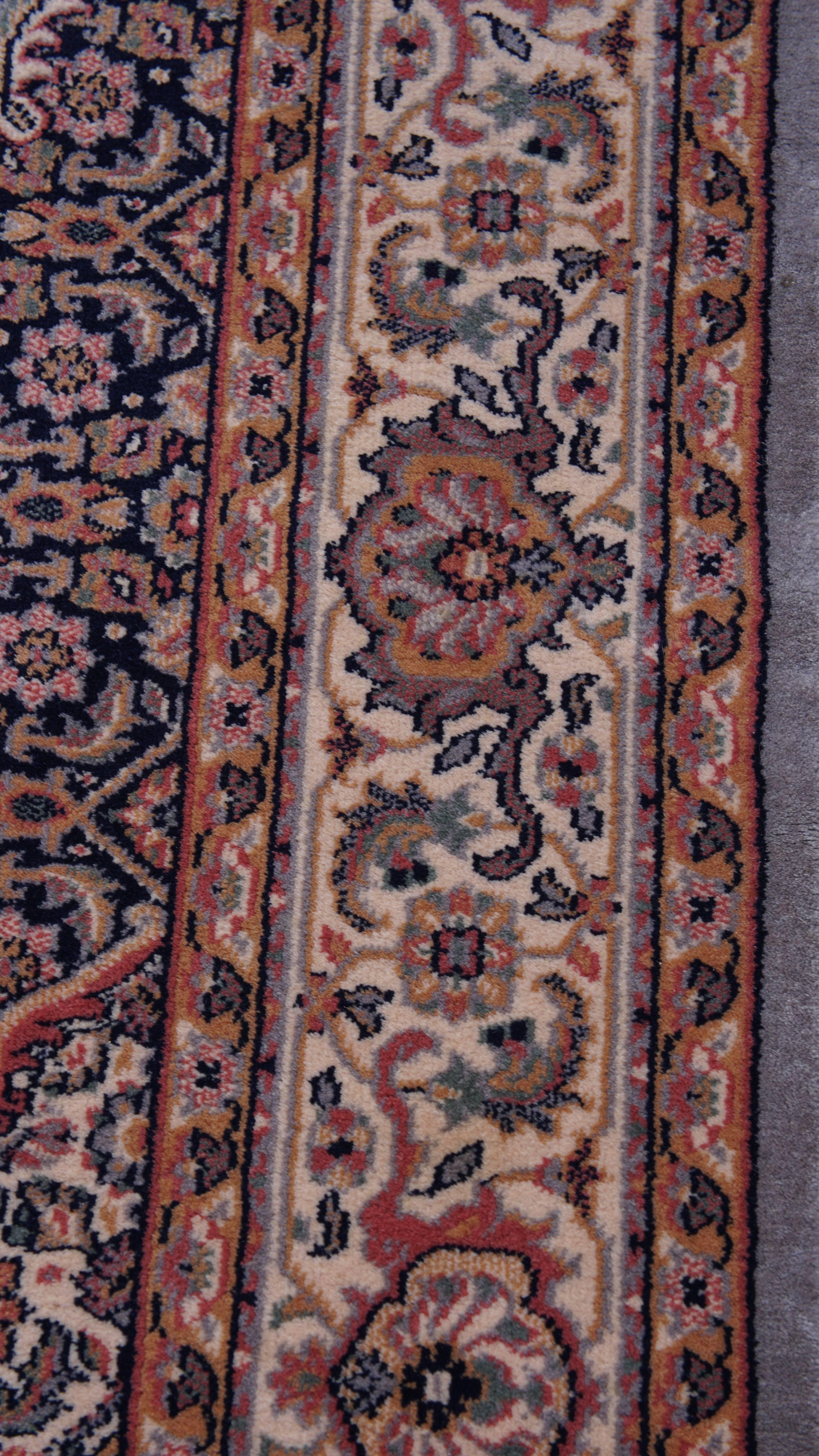 Großer Teppich mit feinem Muster und schönen Farben - 291x199 cm (Baumwolle) im Angebot