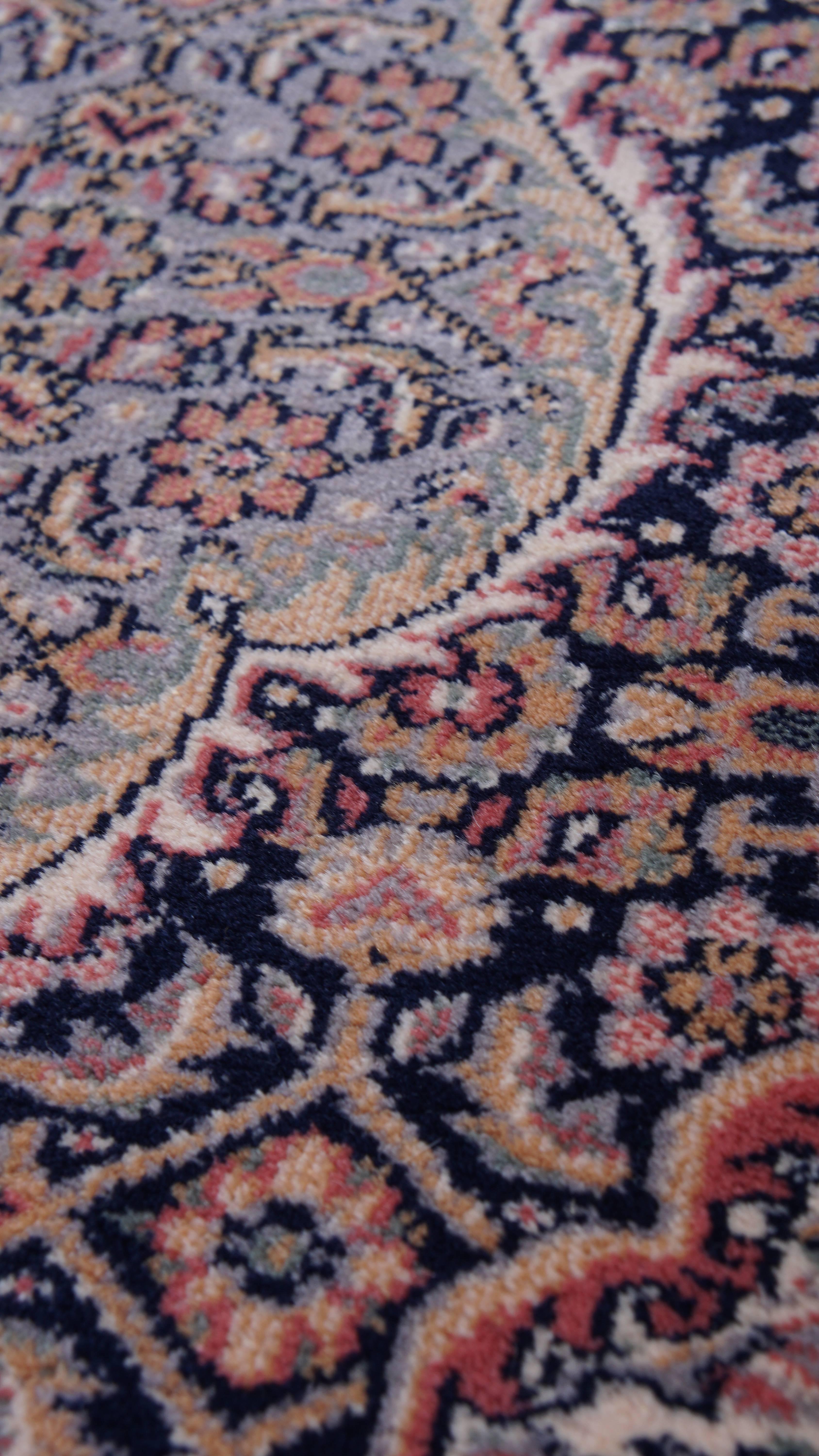 Großer Teppich mit feinem Muster und schönen Farben - 291x199 cm im Angebot 1