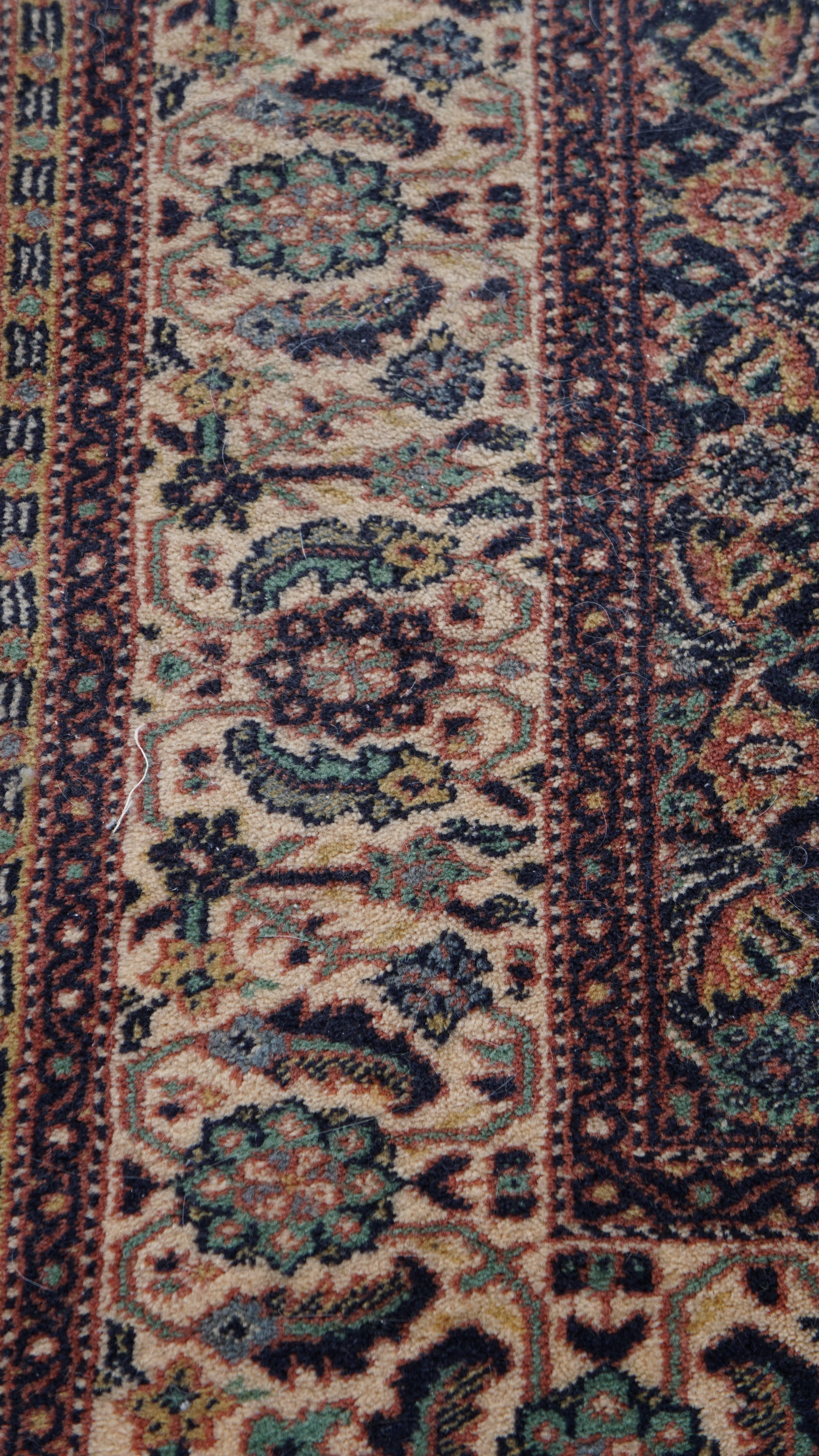 Großer Teppich mit feinem Muster und schönen Farben - 341x242 cm (Klassisch-römisch) im Angebot
