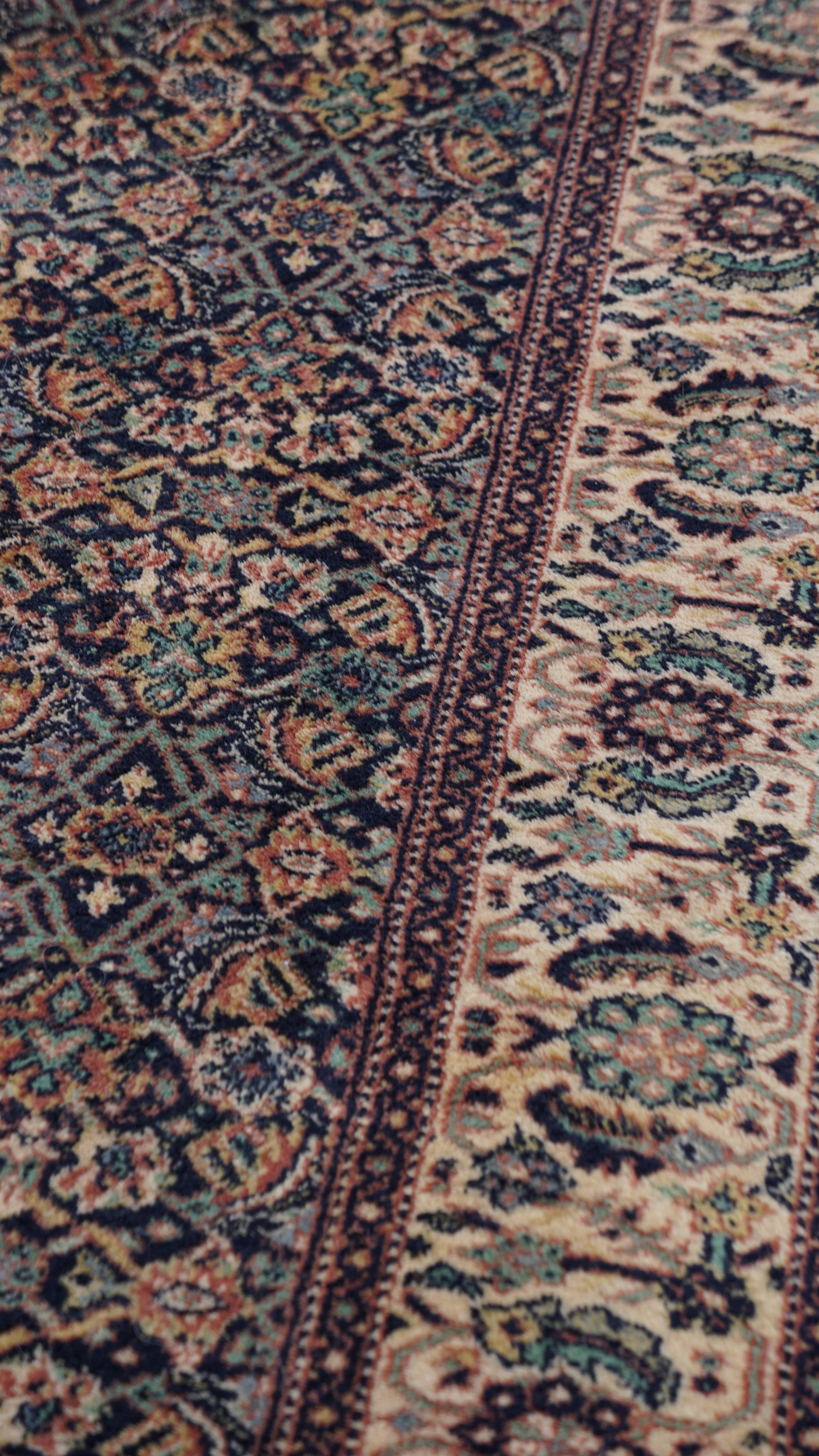 Großer Teppich mit feinem Muster und schönen Farben - 341x242 cm (20. Jahrhundert) im Angebot