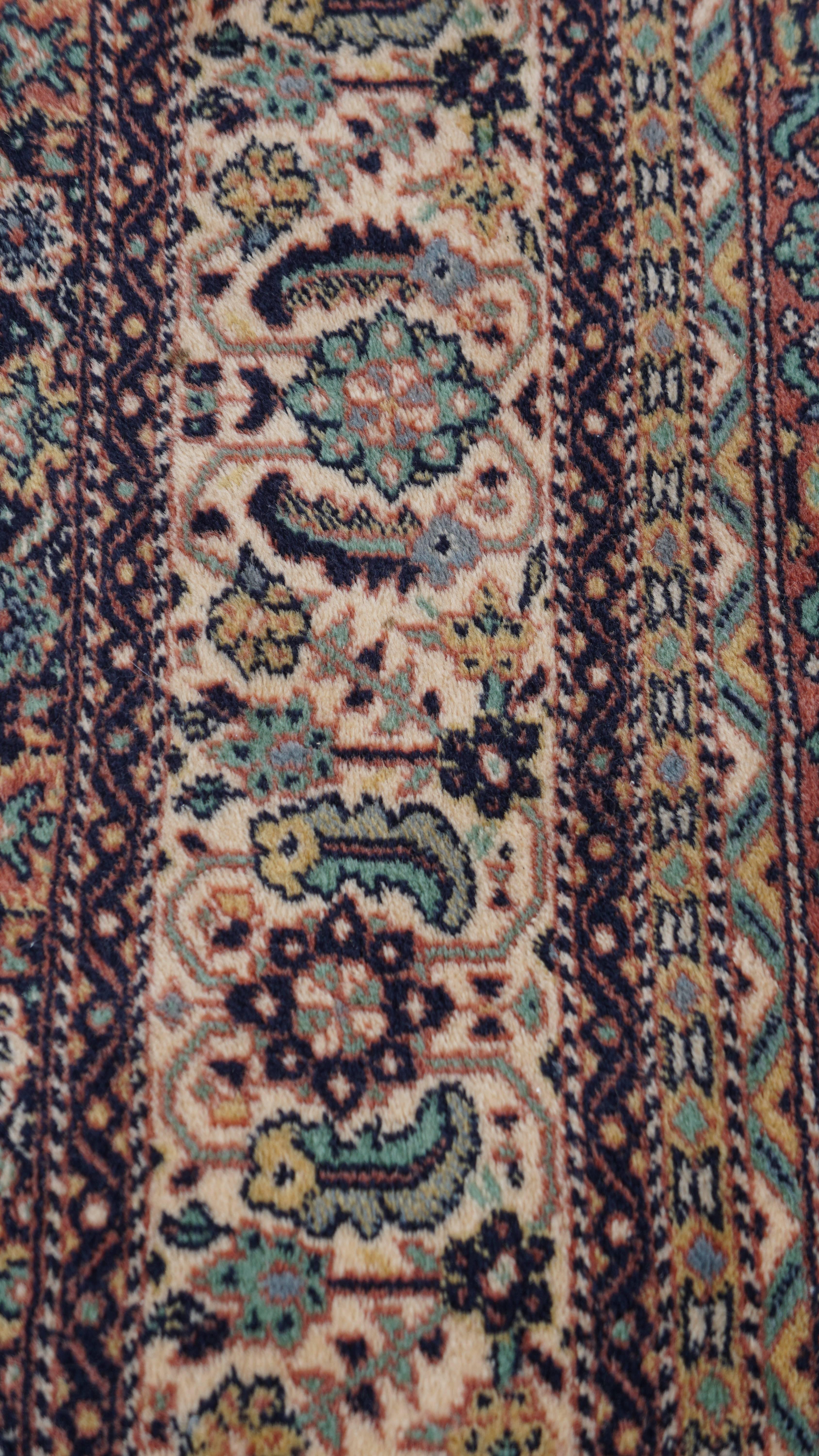 Großer Teppich mit feinem Muster und schönen Farben - 341x242 cm (Baumwolle) im Angebot