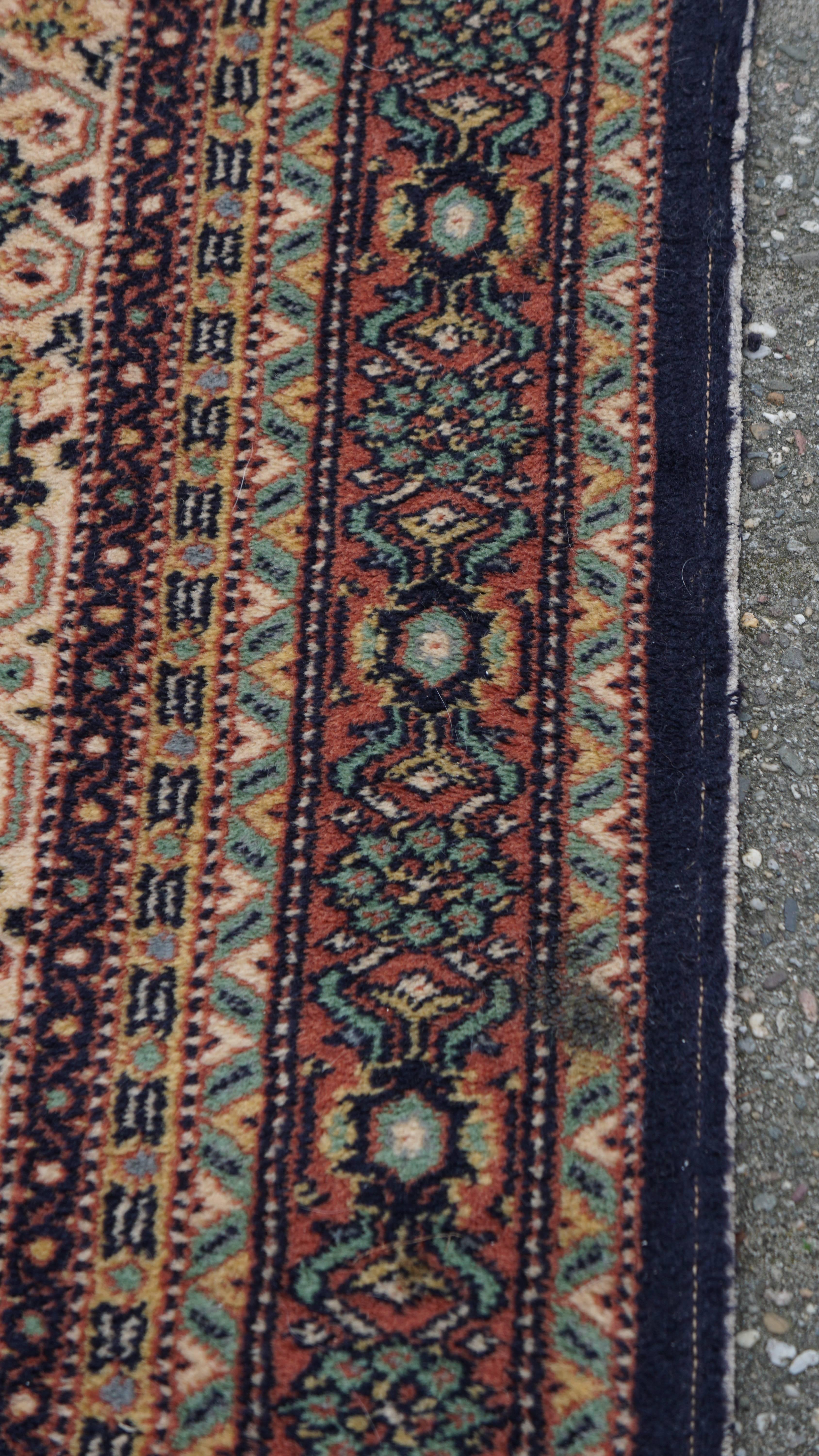 Großer Teppich mit feinem Muster und schönen Farben - 341x242 cm im Angebot 1