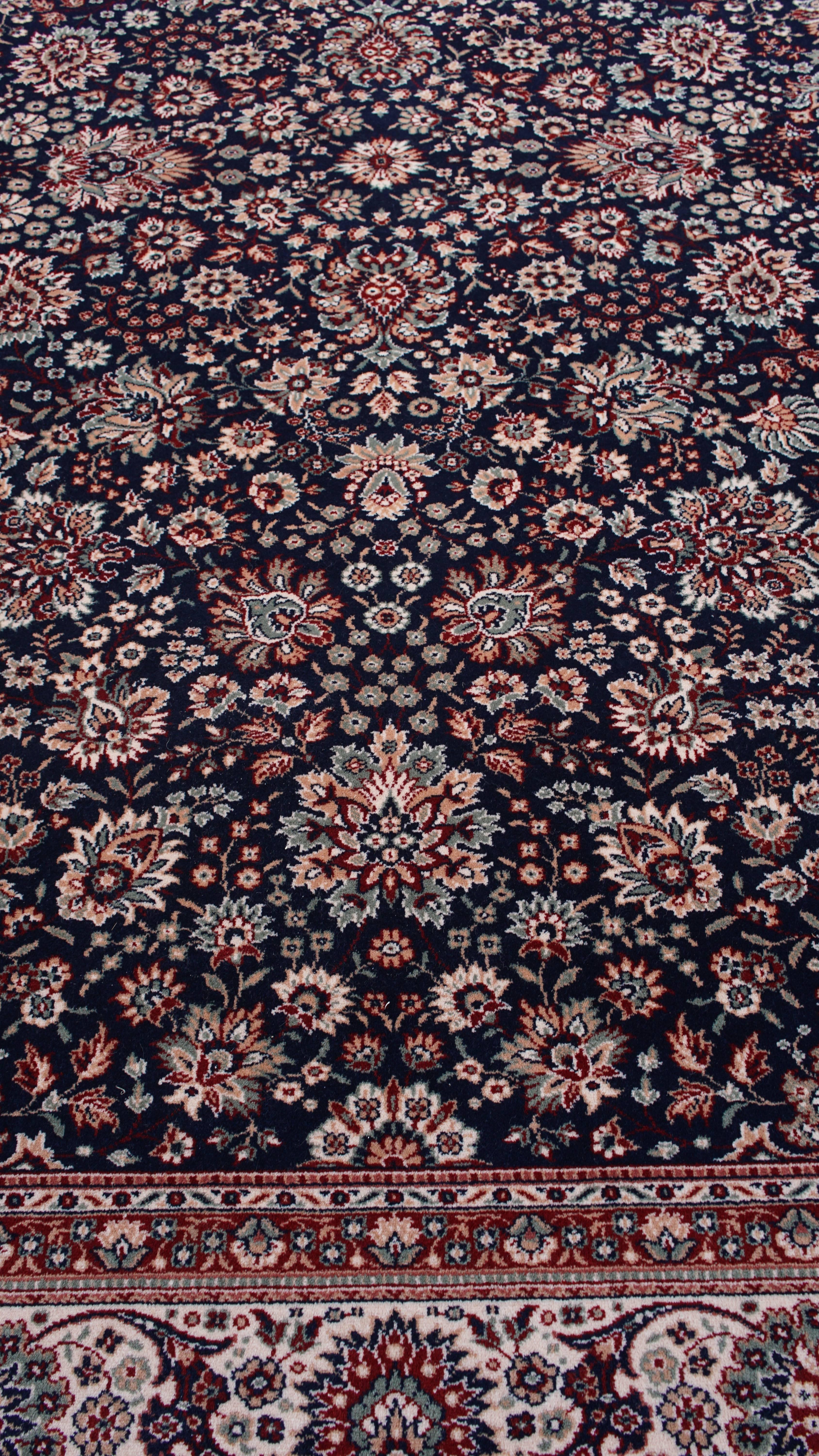 Angeboten wird dieser sehr schöne und große Orientteppich mit herrlichen Farben und eleganten Motiven, der 340x240 cm misst. 

Lassen Sie Ihr Zuhause mit diesem auffälligen Stück voller Charme und Details erstrahlen.

Diese Teppiche sind nicht nur