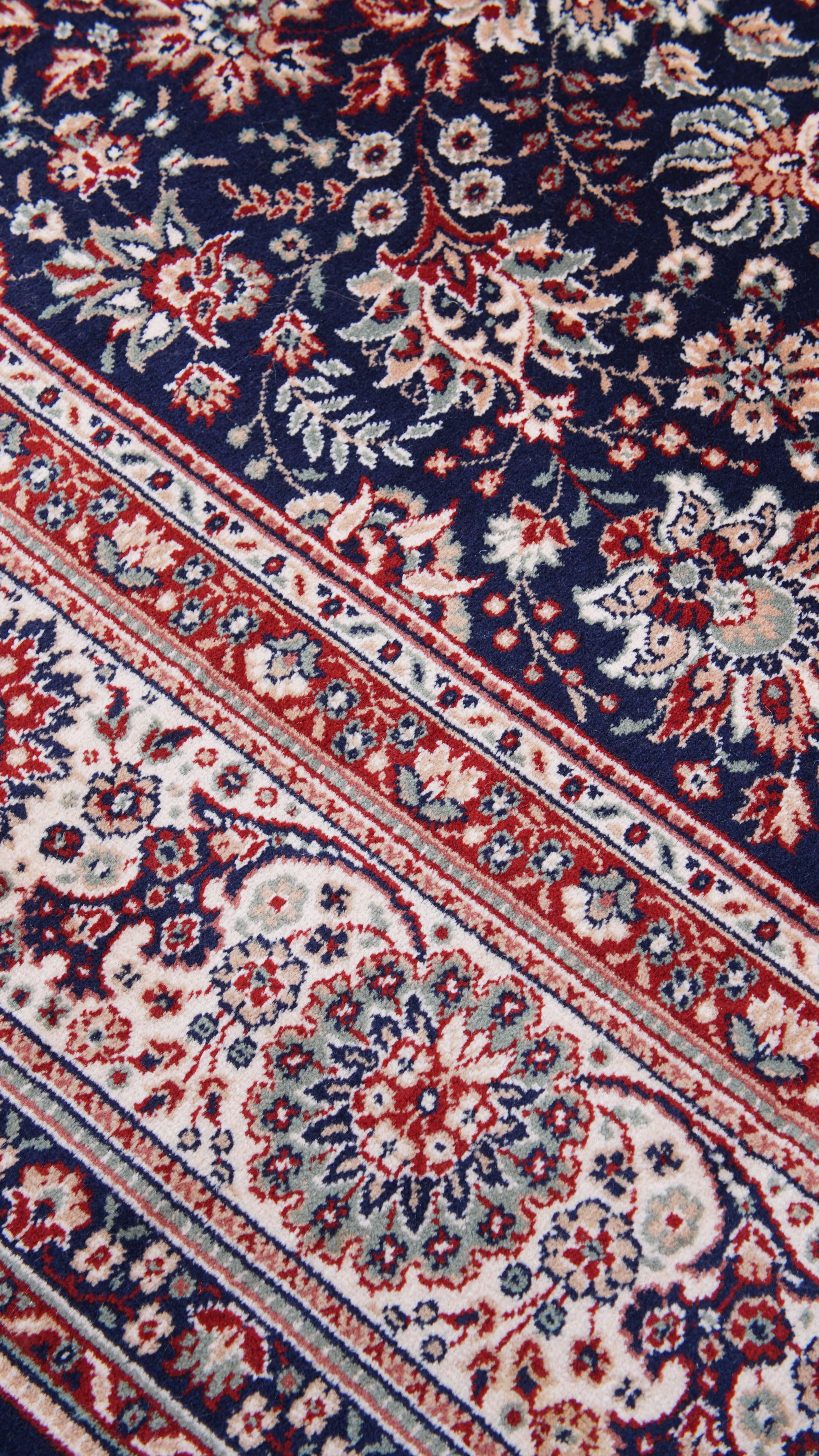 Großer Teppich mit Motiven - 340x240cm (20. Jahrhundert) im Angebot