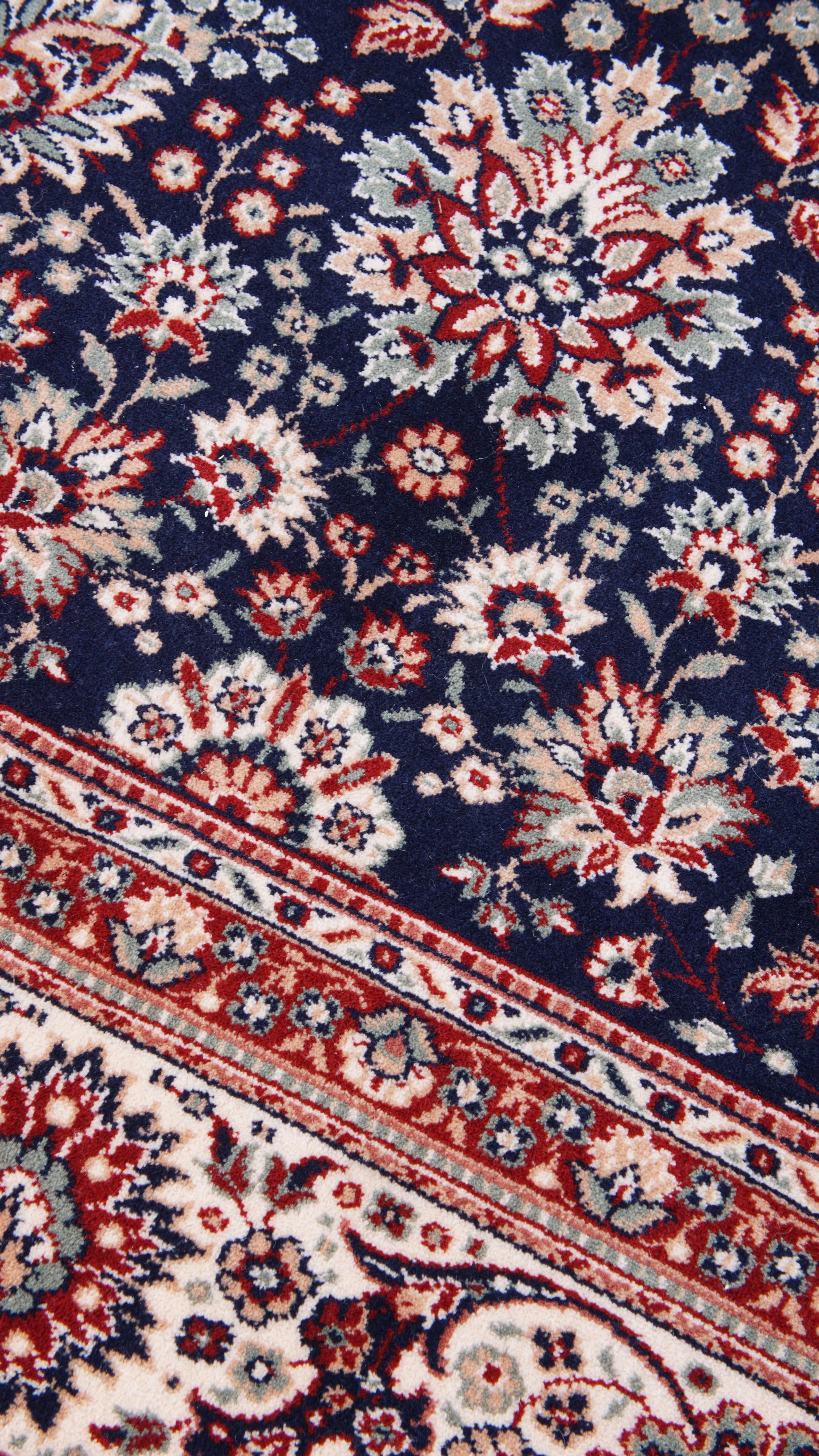 Großer Teppich mit Motiven - 340x240cm im Angebot 1