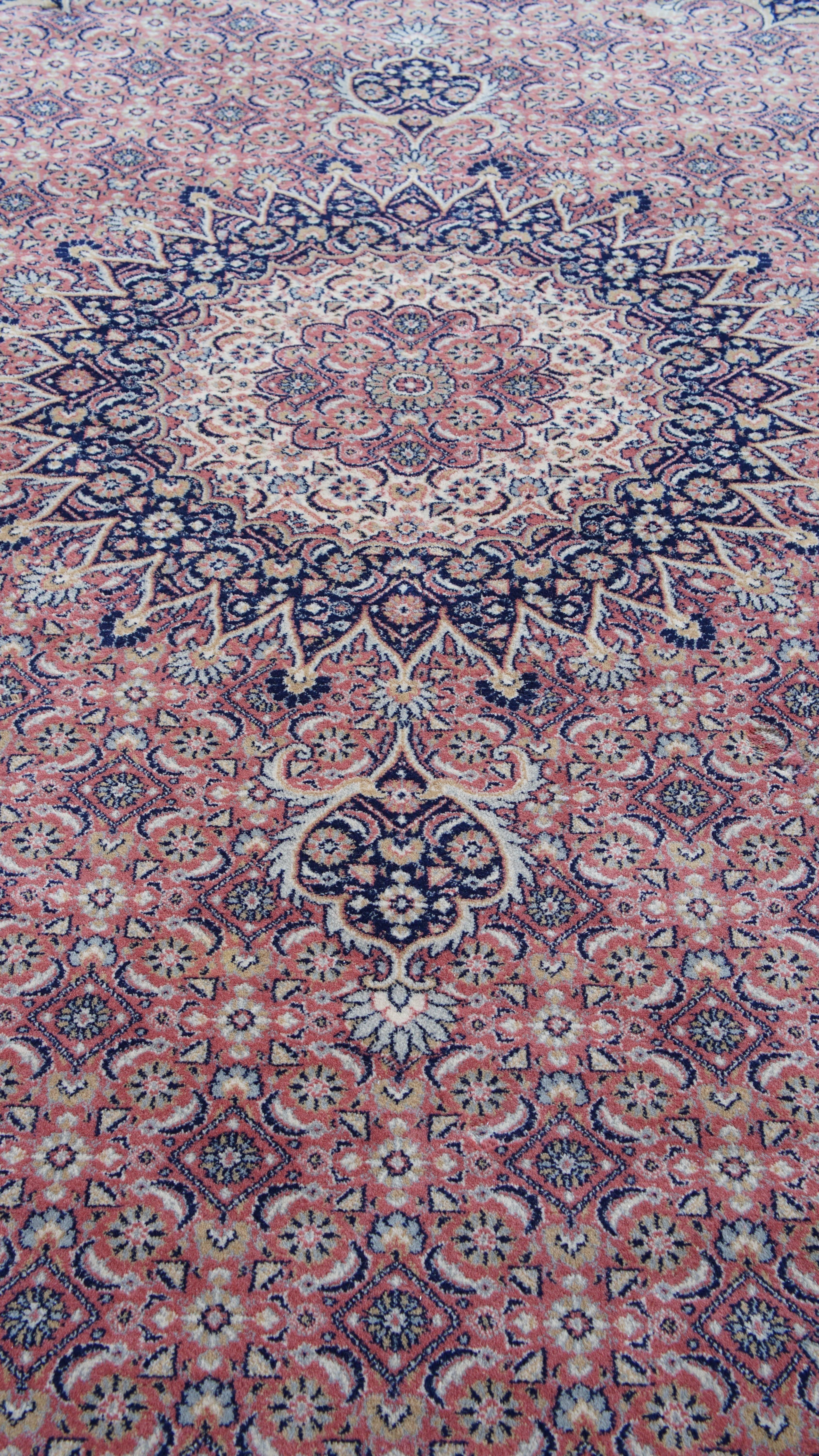 Angeboten wird hier ein großer Orientteppich mit vielen schönen Mustern in rosa und überwiegend blau/roten Tönen. 

Lassen Sie Ihr Zuhause mit diesem atemberaubenden Teppich erstrahlen. Es zeichnet sich durch satte Farben und exquisite Details