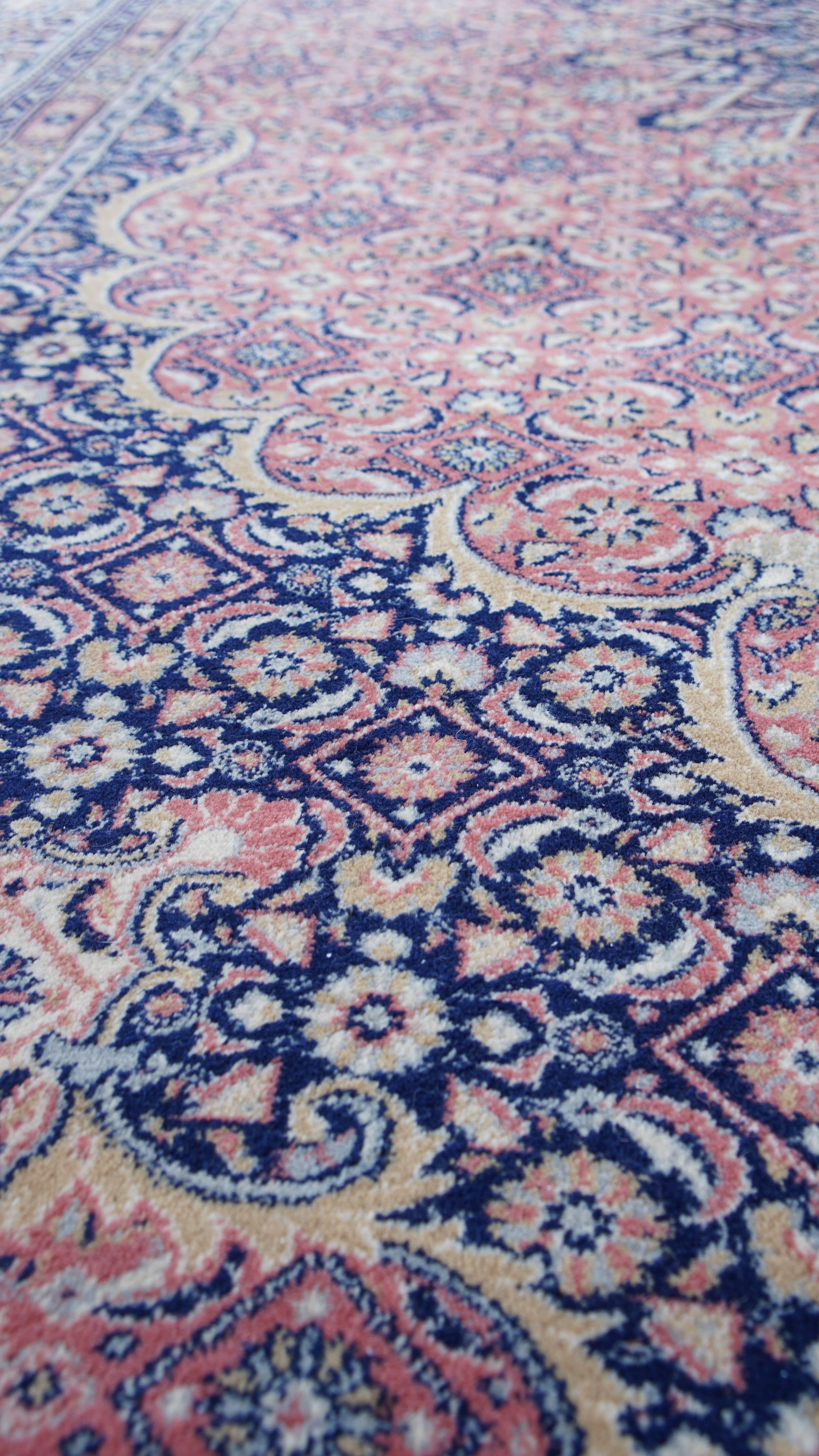 Großer Teppich mit Mustern in rosa und blauen/roten Tönen 326x227 cm (Klassisch-römisch) im Angebot