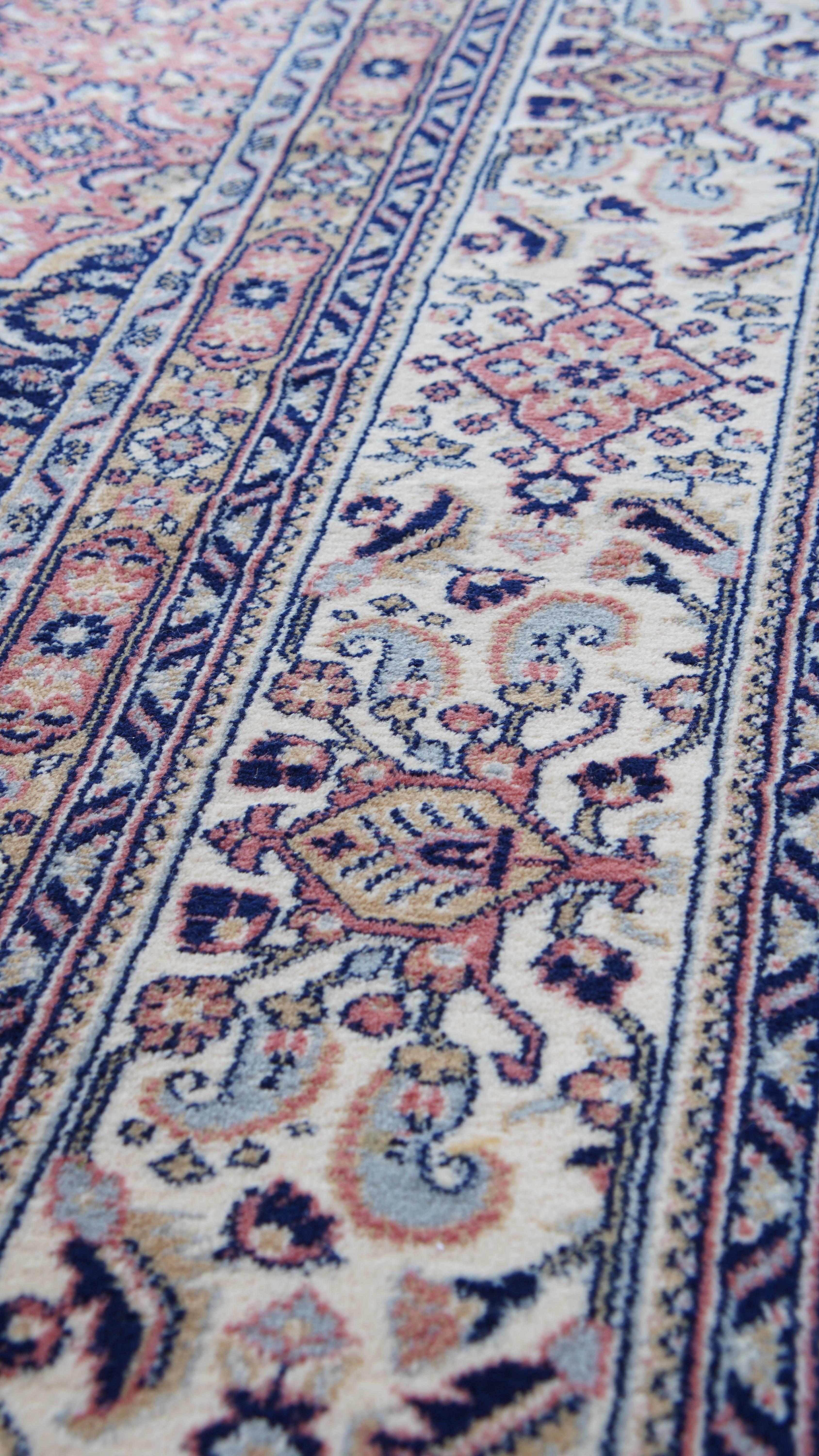 Großer Teppich mit Mustern in rosa und blauen/roten Tönen 326x227 cm im Zustand „Gut“ im Angebot in Harderwijk, NL
