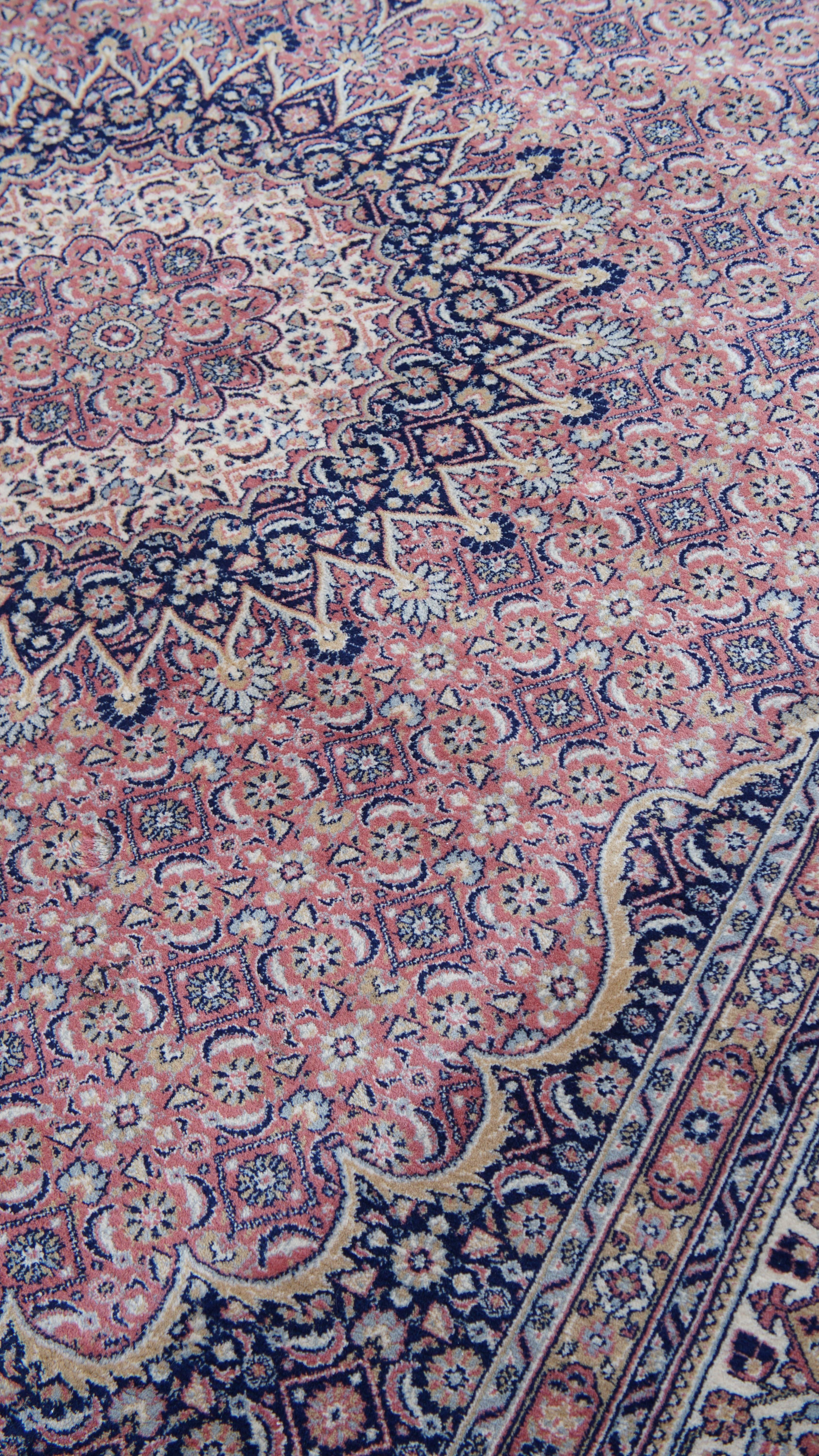 Großer Teppich mit Mustern in rosa und blauen/roten Tönen 326x227 cm (20. Jahrhundert) im Angebot