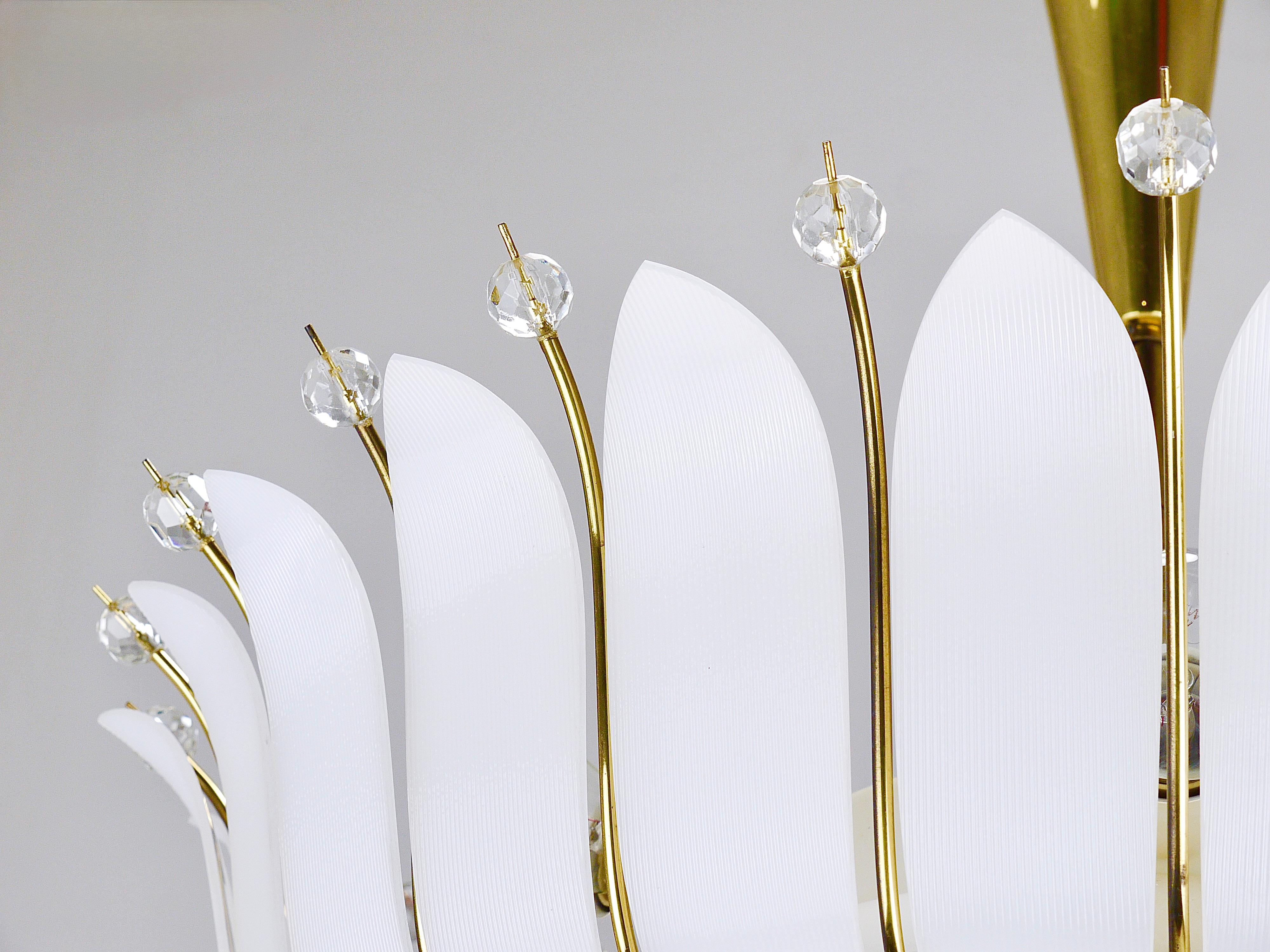 Grande lampadario a foglie in ottone con cesto di Rupert Nikoll da 27 pollici del MidCentury, Austria, 1950 in vendita 3