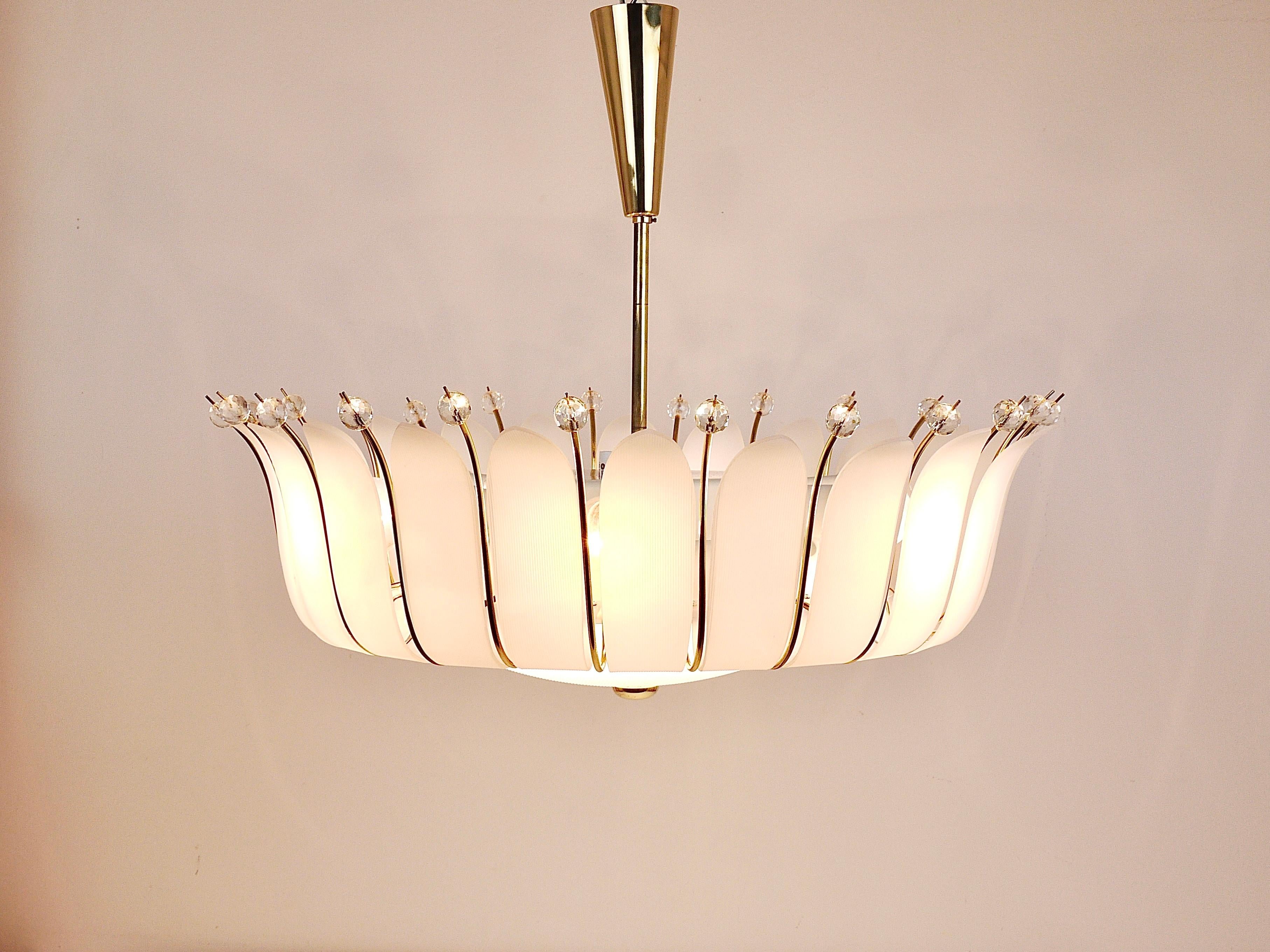 Grande lampadario a foglie in ottone con cesto di Rupert Nikoll da 27 pollici del MidCentury, Austria, 1950 in vendita 4
