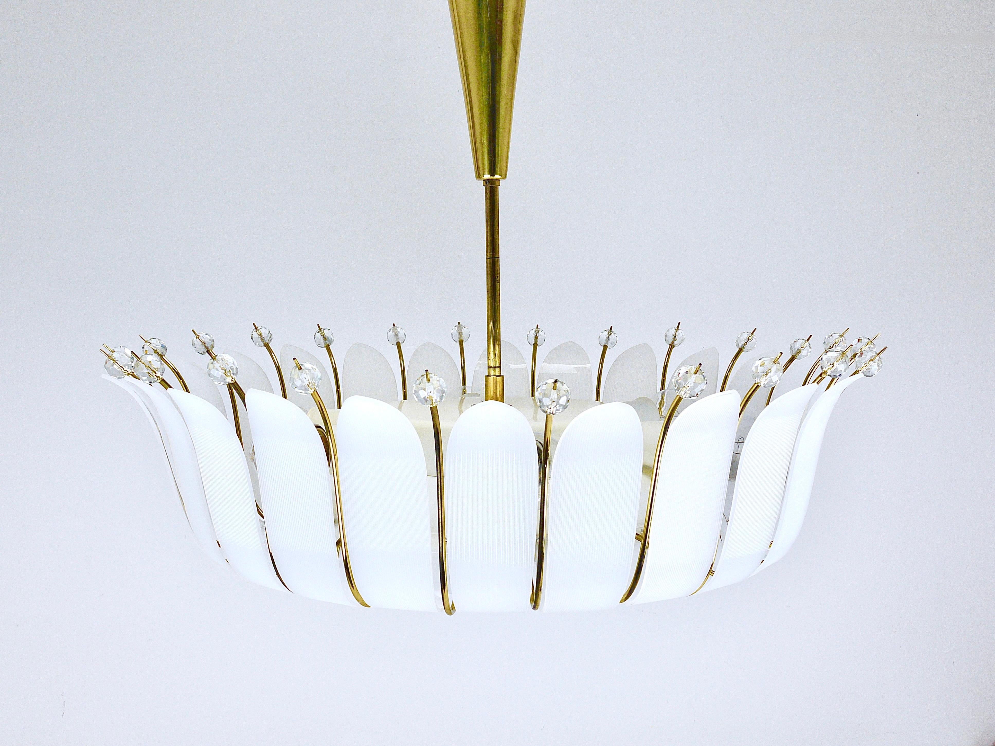 Grande lampadario a foglie in ottone con cesto di Rupert Nikoll da 27 pollici del MidCentury, Austria, 1950 in vendita 9