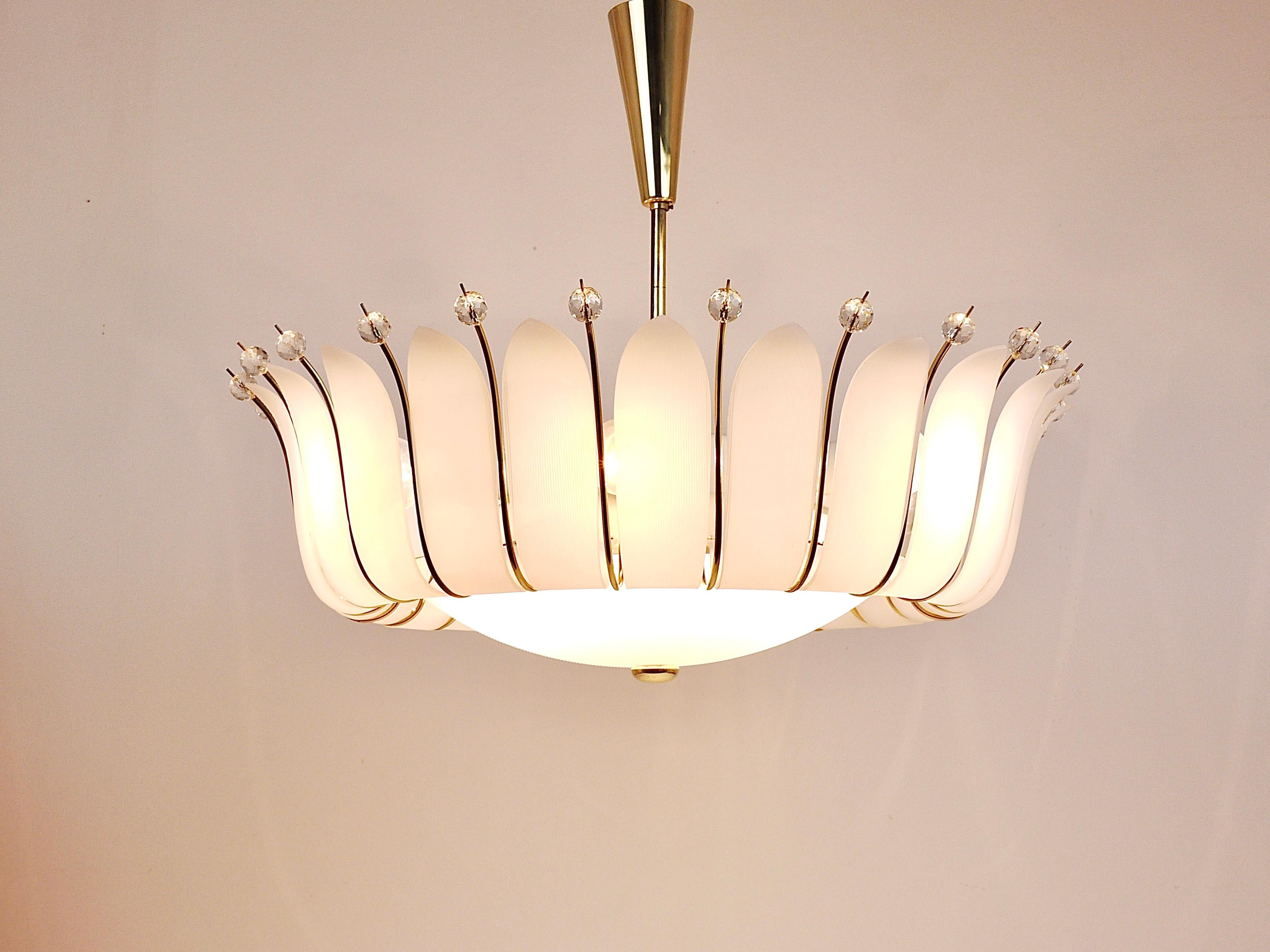Mid-Century moderno Grande lampadario a foglie in ottone con cesto di Rupert Nikoll da 27 pollici del MidCentury, Austria, 1950 in vendita
