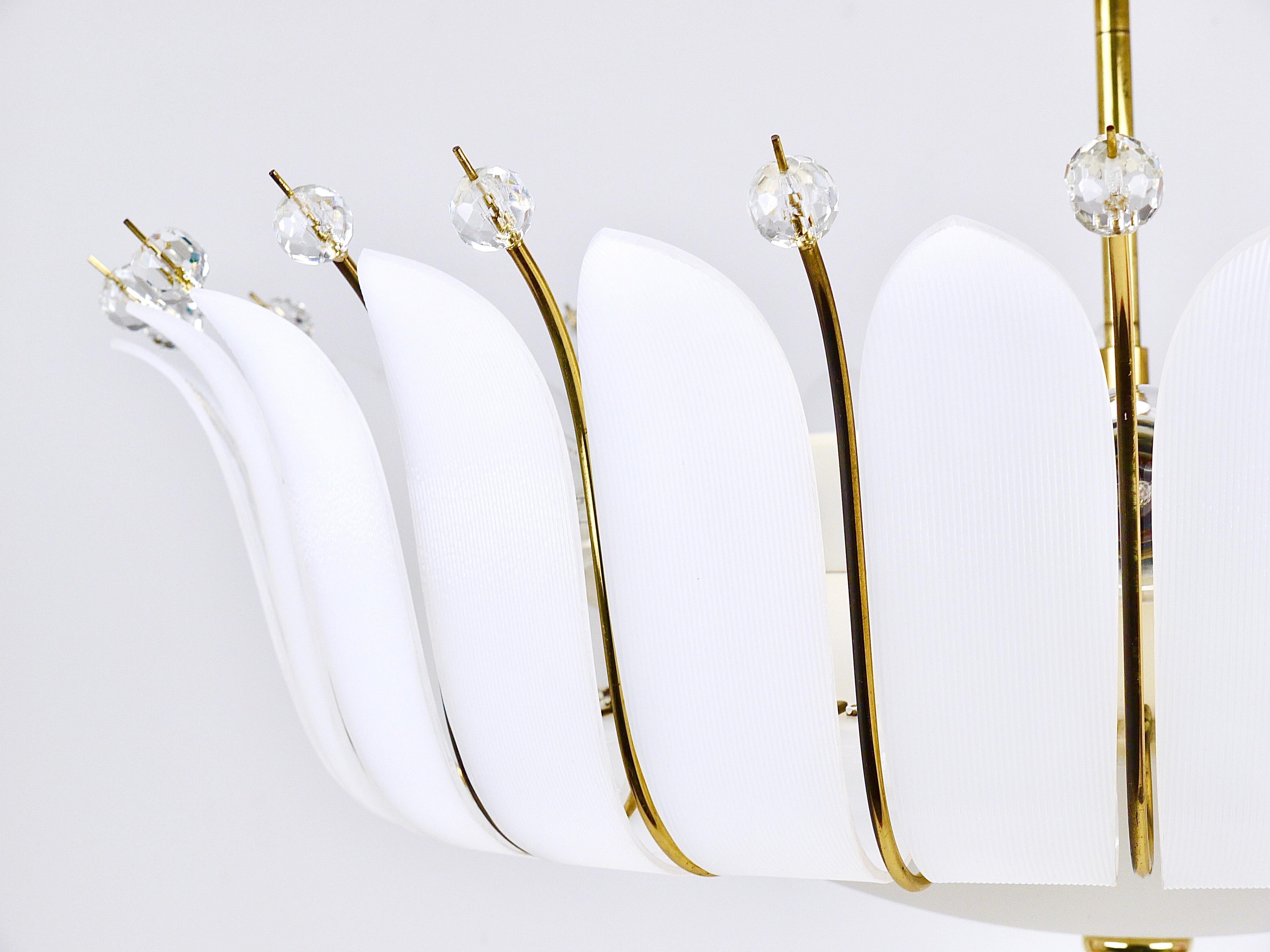 Austriaco Grande lampadario a foglie in ottone con cesto di Rupert Nikoll da 27 pollici del MidCentury, Austria, 1950 in vendita