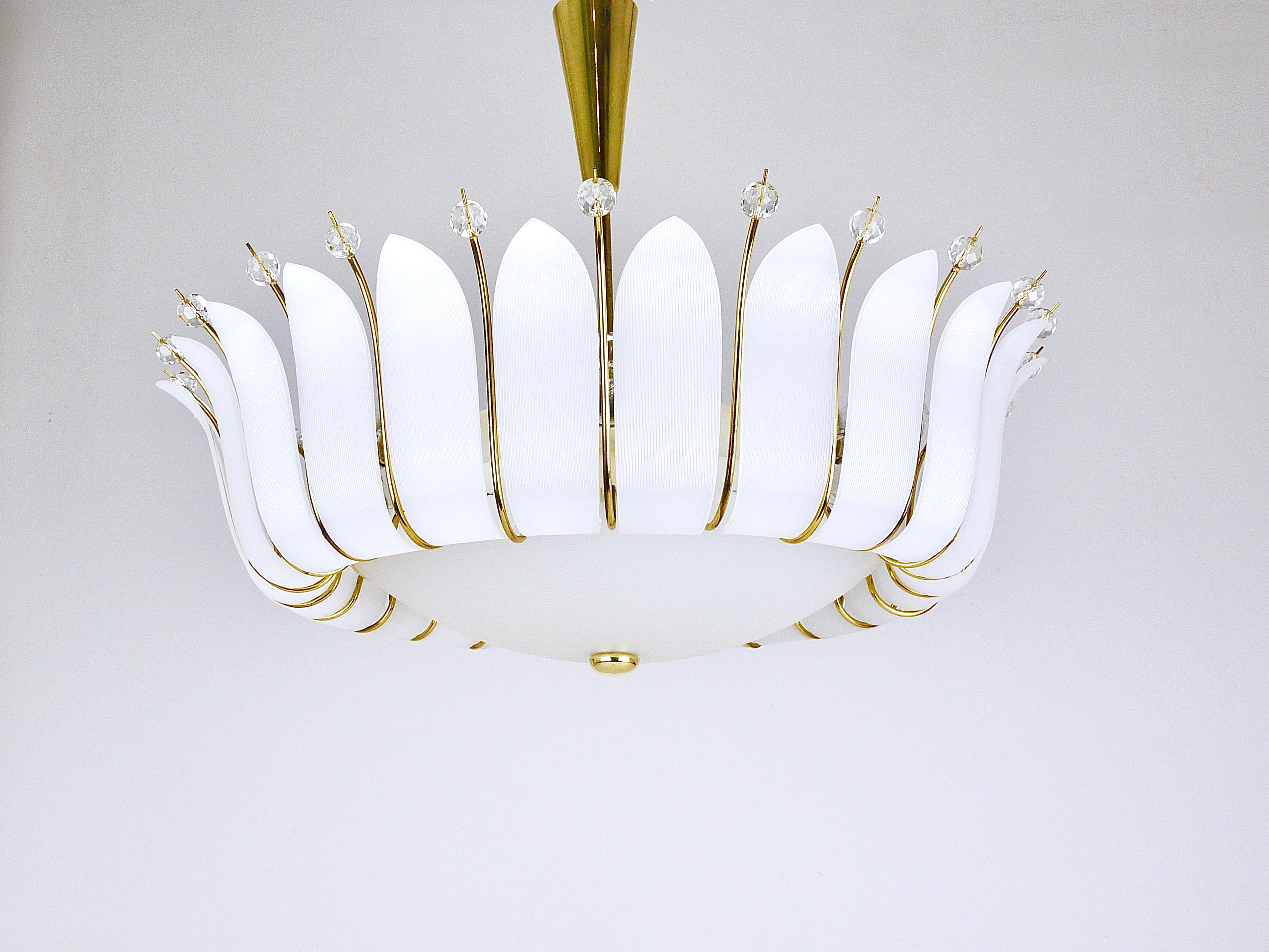 Sfaccettato Grande lampadario a foglie in ottone con cesto di Rupert Nikoll da 27 pollici del MidCentury, Austria, 1950 in vendita