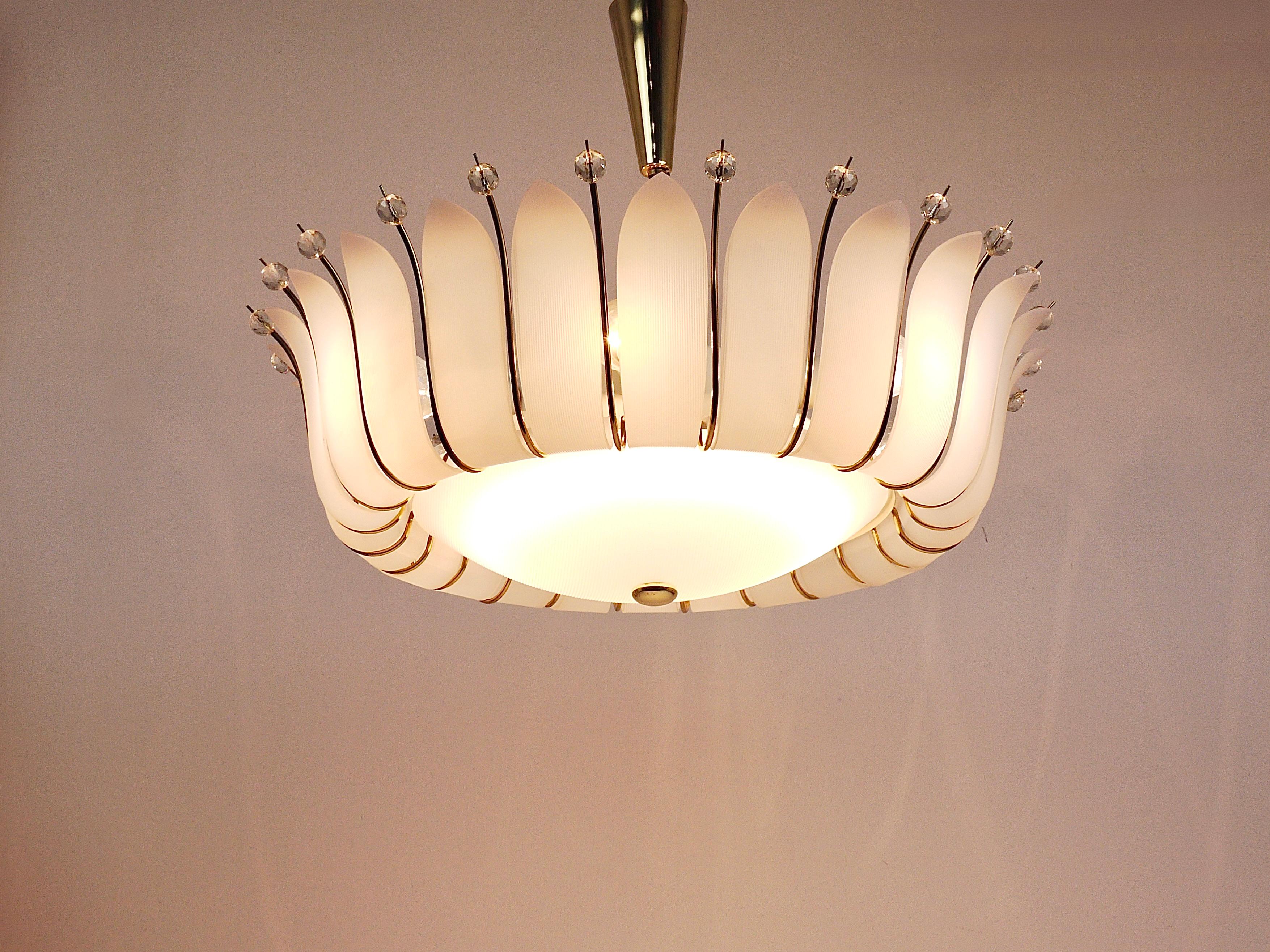 Grande lampadario a foglie in ottone con cesto di Rupert Nikoll da 27 pollici del MidCentury, Austria, 1950 In condizioni buone in vendita a Vienna, AT