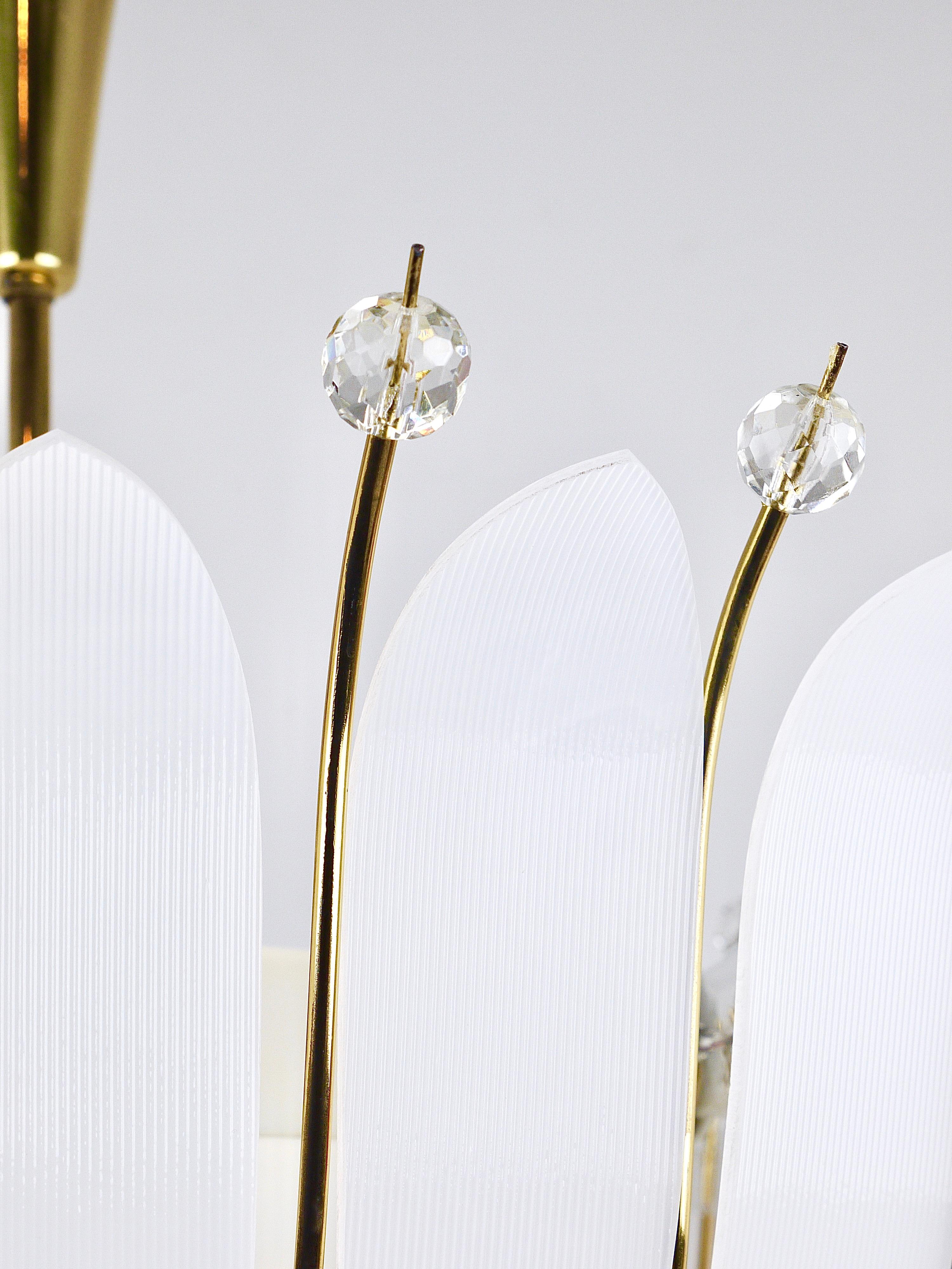 Ottone Grande lampadario a foglie in ottone con cesto di Rupert Nikoll da 27 pollici del MidCentury, Austria, 1950 in vendita