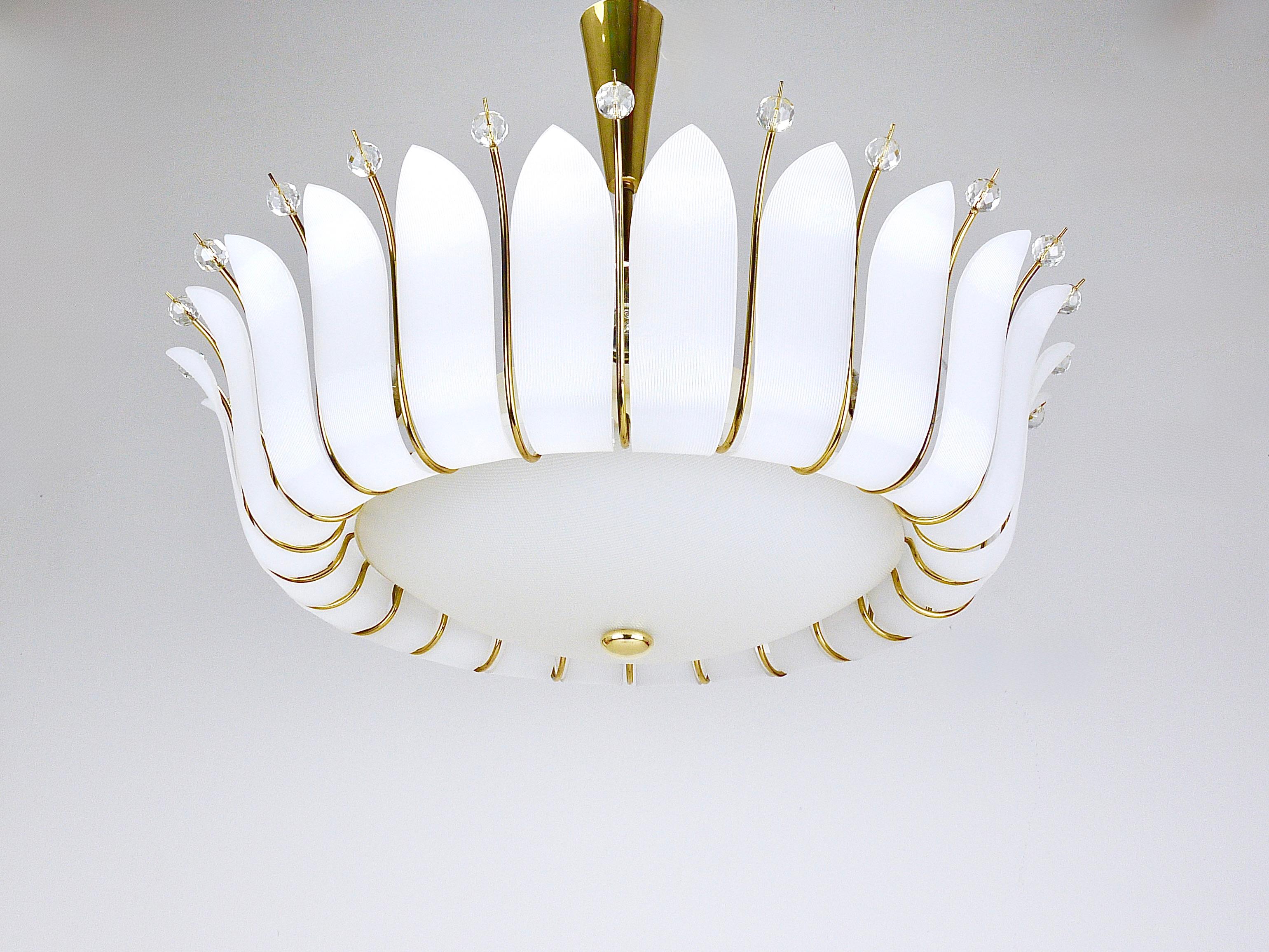 Grande lampadario a foglie in ottone con cesto di Rupert Nikoll da 27 pollici del MidCentury, Austria, 1950 in vendita 1