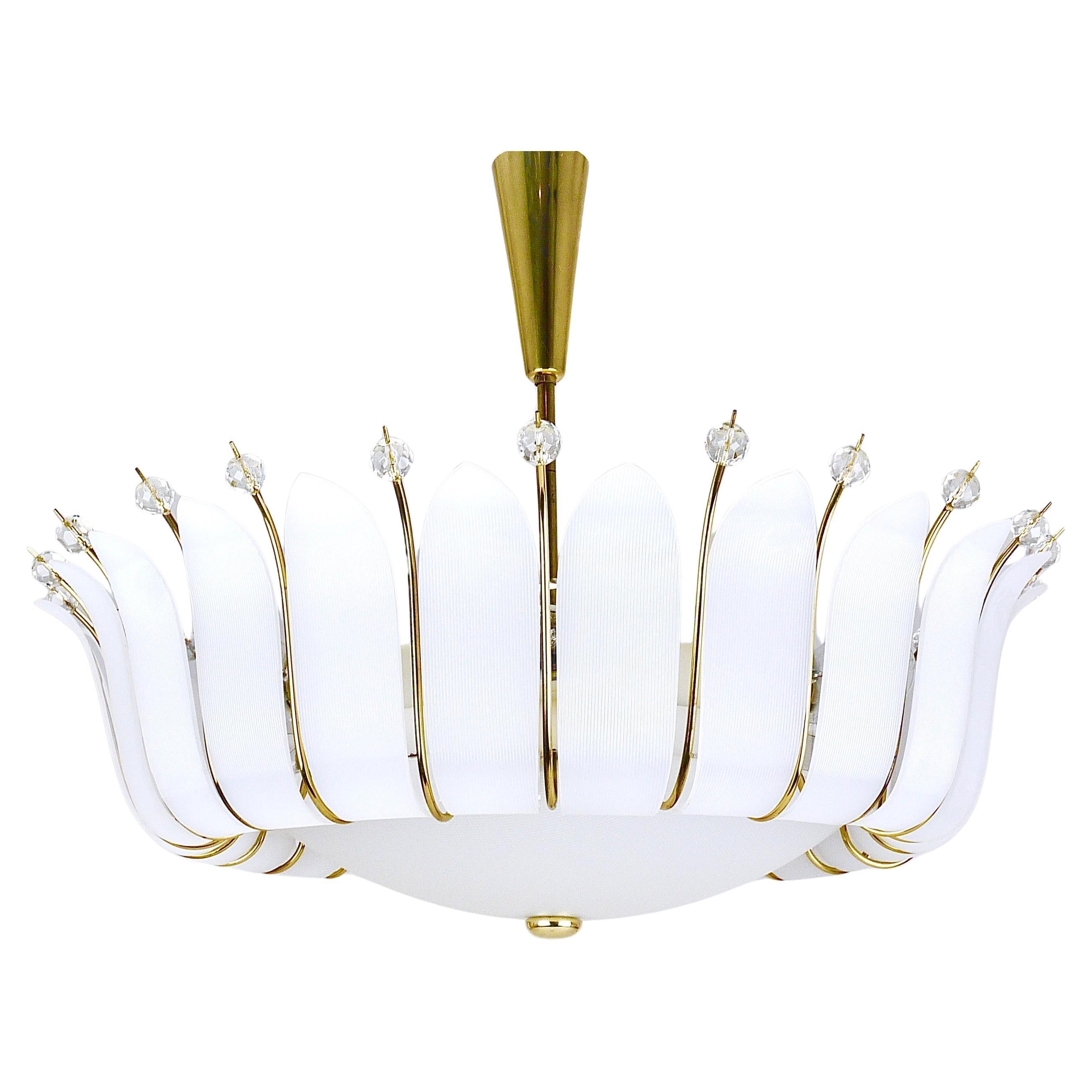 Grande lampadario a foglie in ottone con cesto di Rupert Nikoll da 27 pollici del MidCentury, Austria, 1950 in vendita