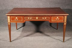 Großer russischer Partner-Schreibtisch aus baltischem Mahagoni im französischen Louis-XVI.-Stil