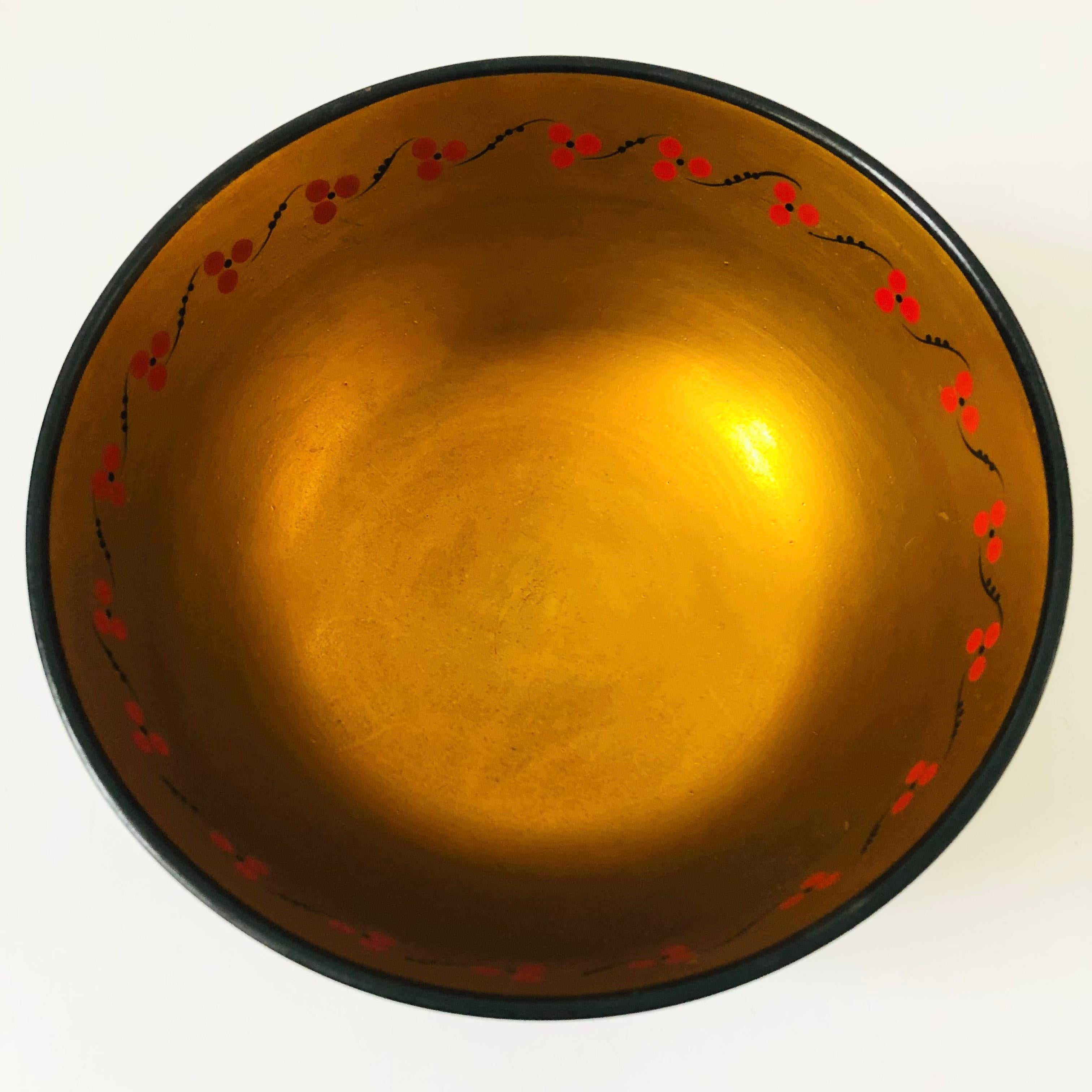 Large Russian Khokhloma Lacquerware Bowl In Good Condition In Vallejo, CA