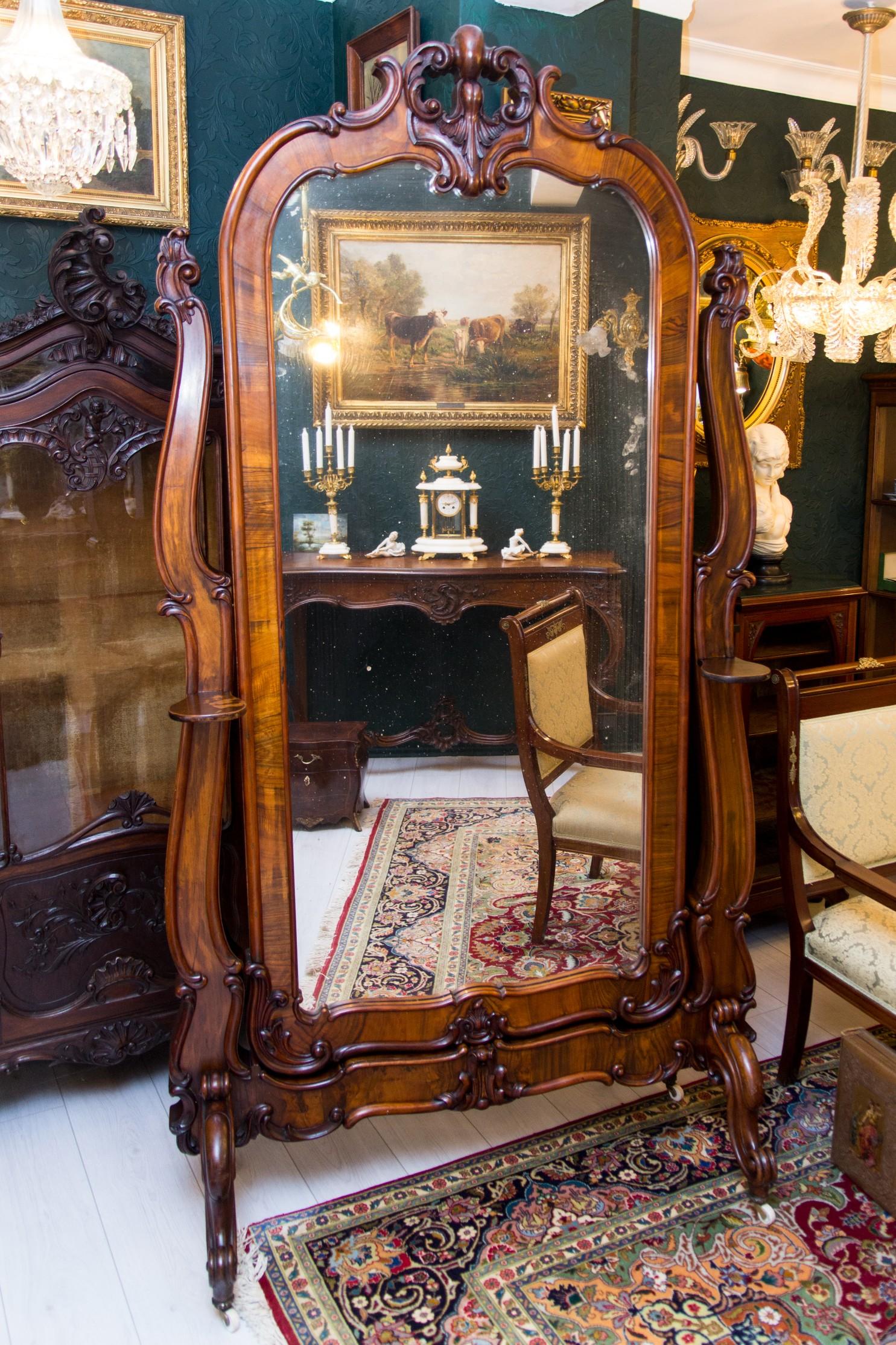 Louis XV Grand miroir de style rococo en noyer à pied complet, fin du 19ème siècle en vente