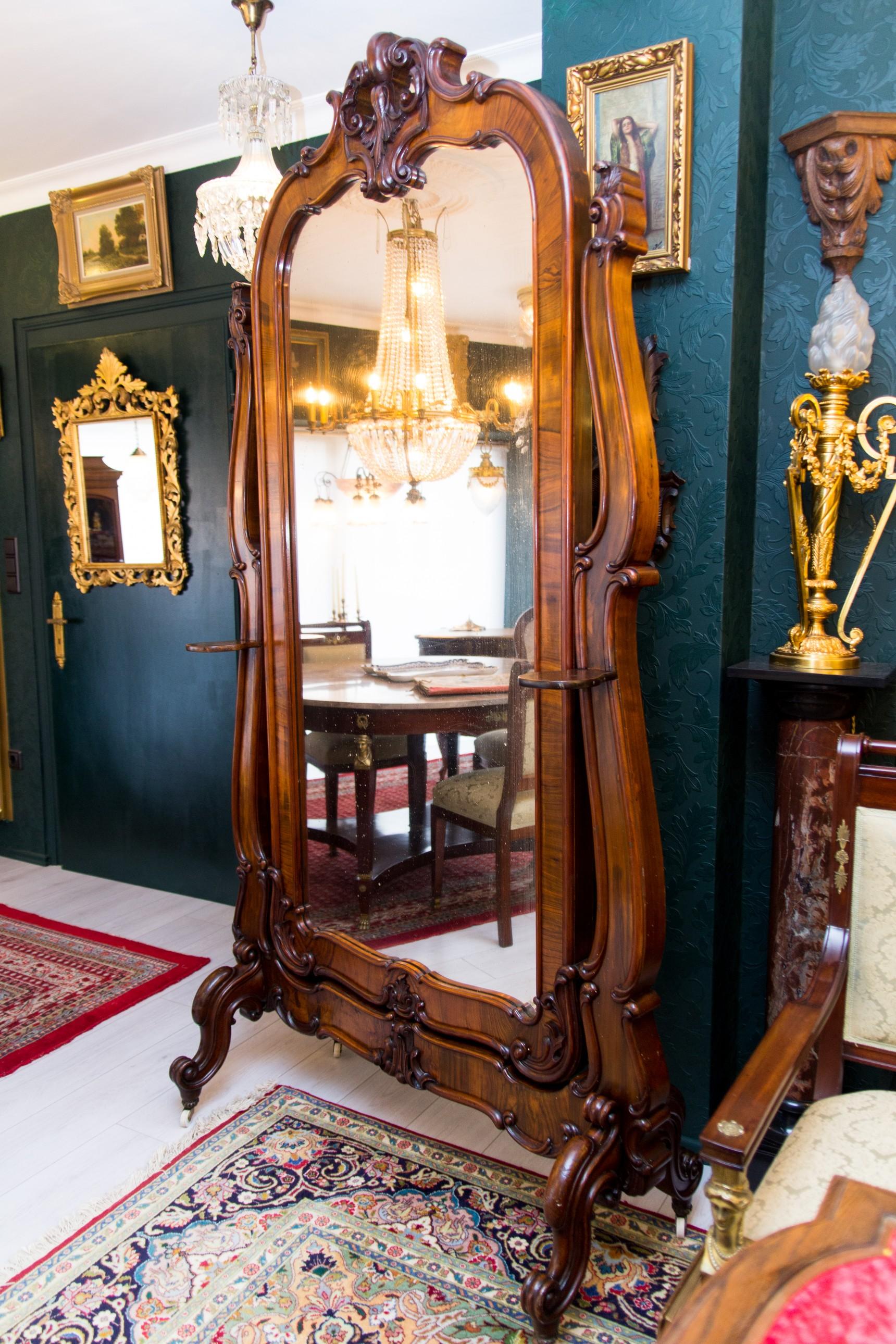 Großer Cheval-Spiegel im Rokokostil aus Nussbaumholz in voller Länge, spätes 19. Jahrhundert (Lettisch) im Angebot