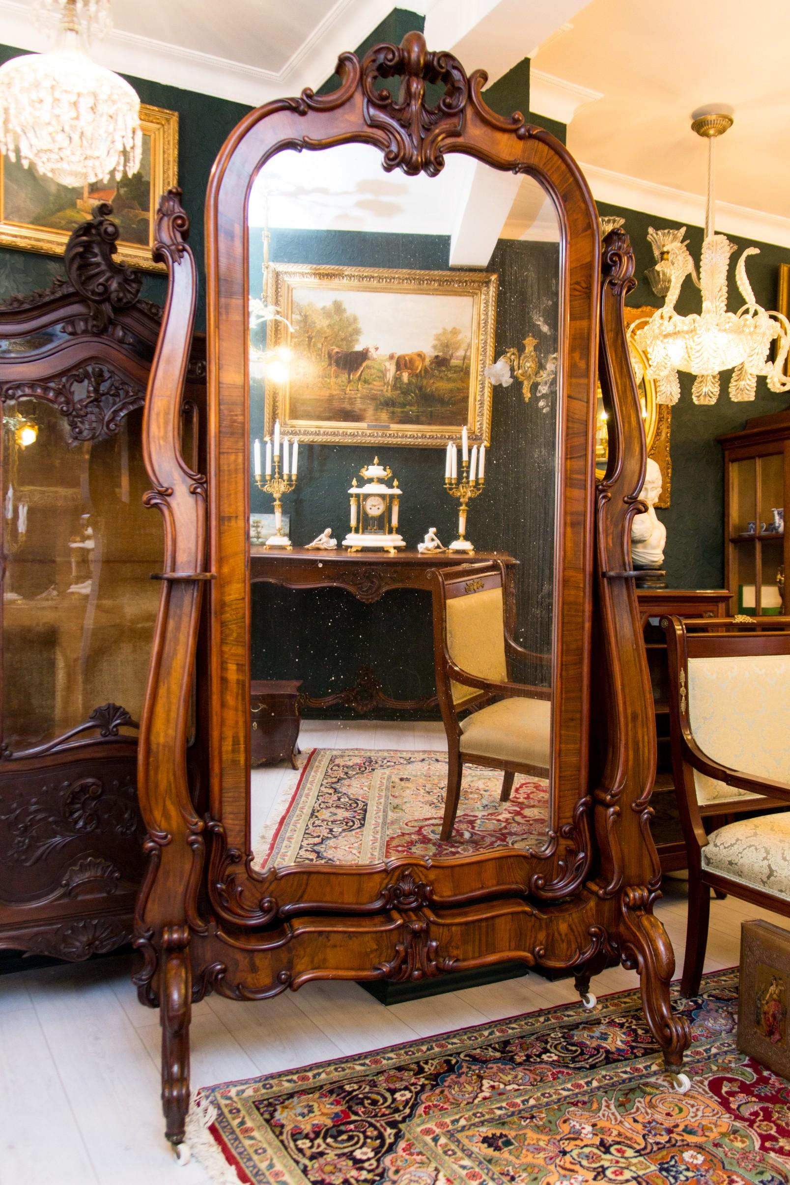 Großer Cheval-Spiegel im Rokokostil aus Nussbaumholz in voller Länge, spätes 19. Jahrhundert im Zustand „Gut“ im Angebot in Barntrup, DE