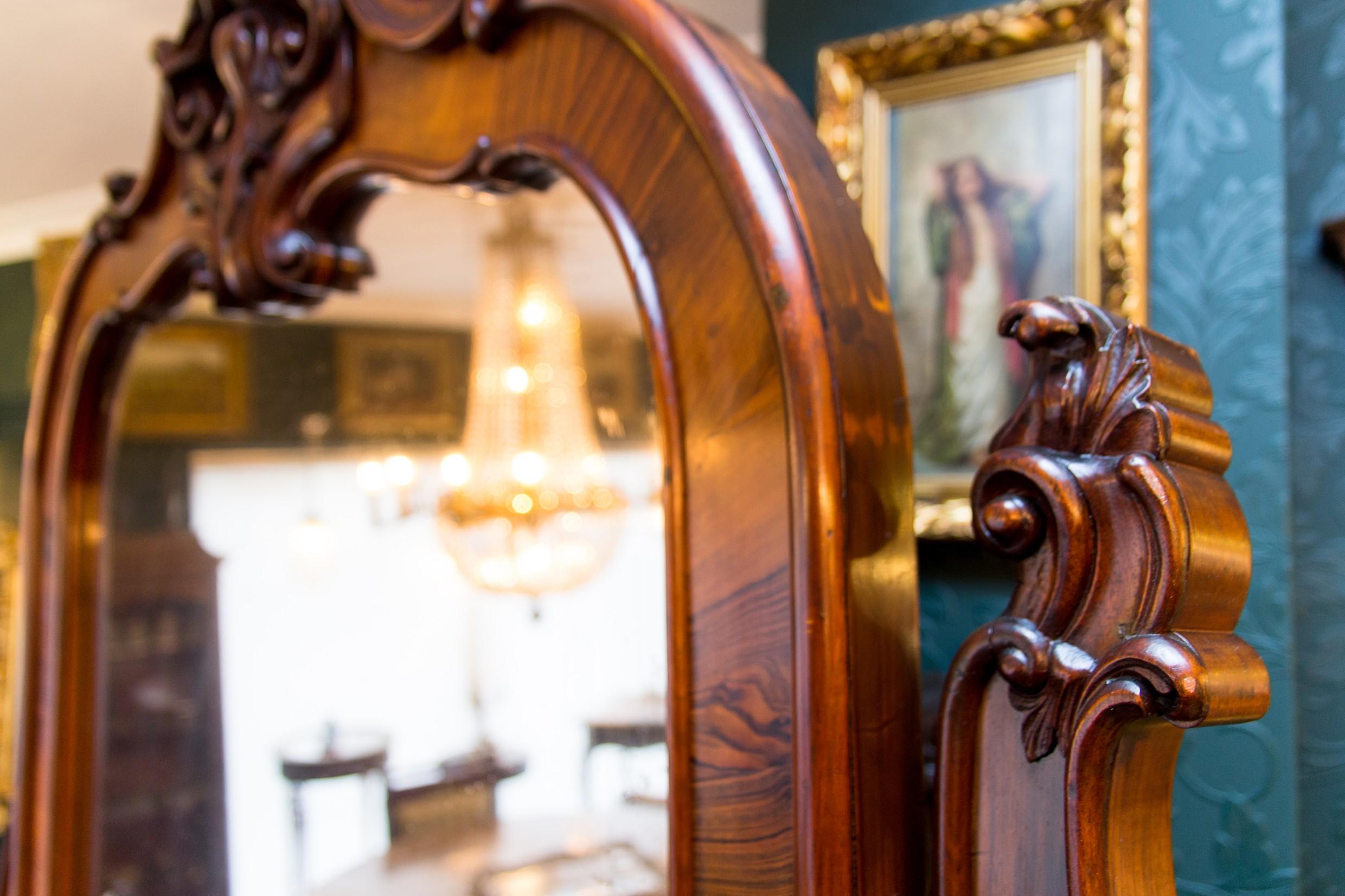 Miroir Grand miroir de style rococo en noyer à pied complet, fin du 19ème siècle en vente