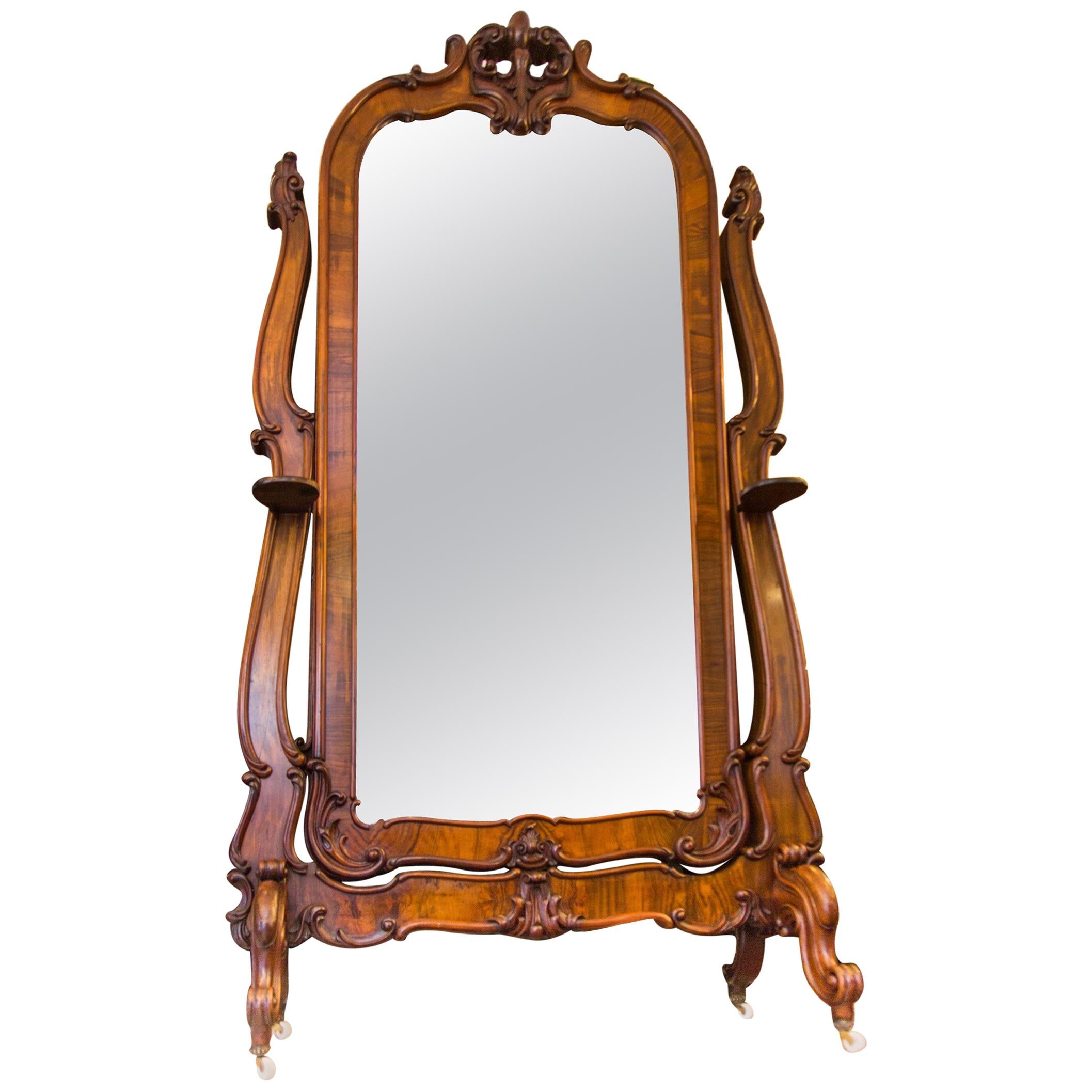 Großer Cheval-Spiegel im Rokokostil aus Nussbaumholz in voller Länge, spätes 19. Jahrhundert im Angebot