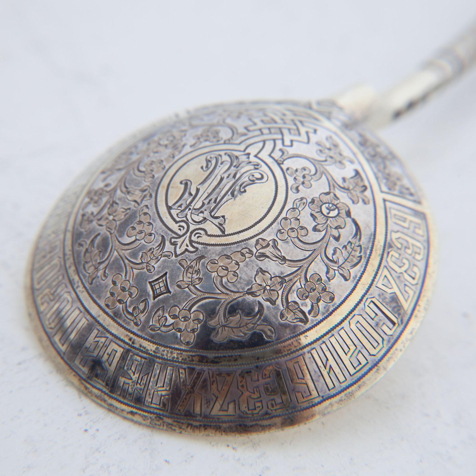 Großer russischer Silberlöffel mit gedrehtem Griff und rundem Kopf. Gestempelte Herstellermarke Ovchinikov, Gewicht 77 g.
  