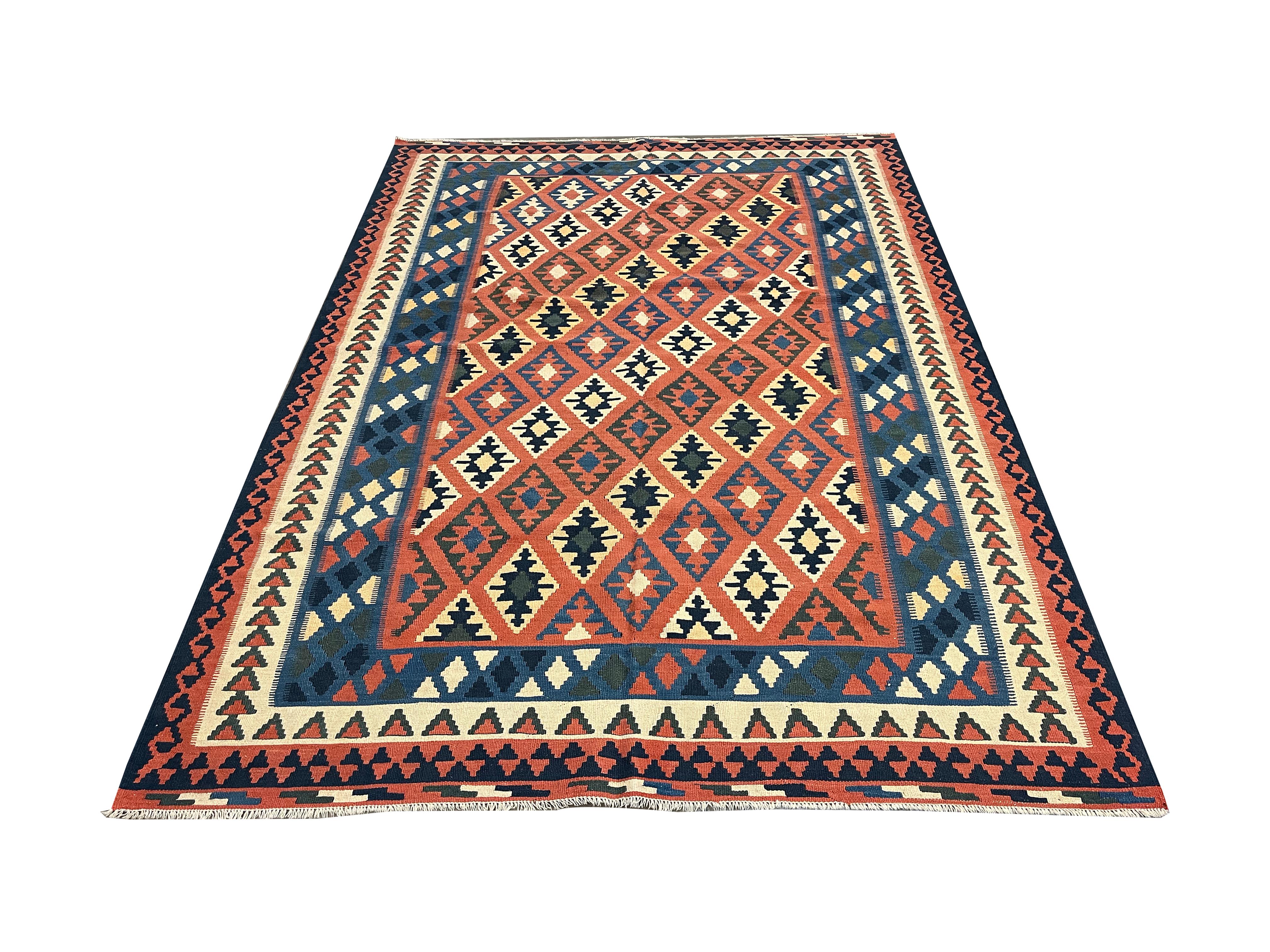 Dieser große Vintage-Kilim ist ein reich gemusterter, handgefertigter Wollteppich mit Flachgewebe, der jahrzehntelanges Stammeserbe, geometrische Kunstfertigkeit und zeitlose Handwerkskunst verkörpert. In den 1960er Jahren gewebt, präsentiert es ein