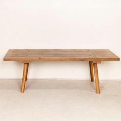 Grande table basse rustique en bois ancien avec des pieds en chevilles