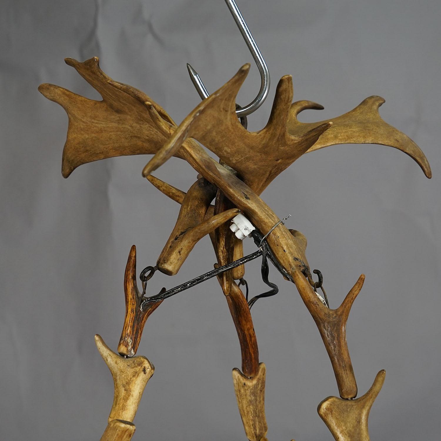 Large Rustic Antler Lamp with Fallow Deer and Deer Antlers In Good Condition For Sale In Berghuelen, DE