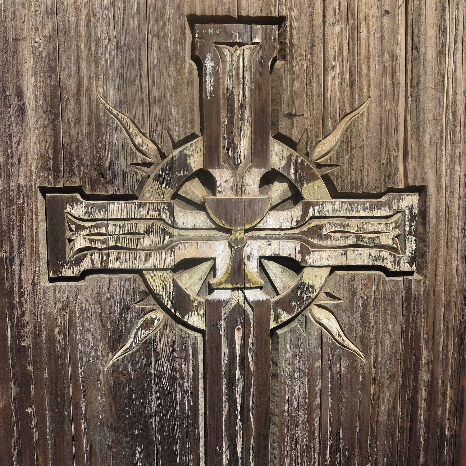 RETIREMENT SALE!!!  EVERYTHING MUST GO - CHECK OUT OUR OTHER ITEMS.

This fantastic free standing wooden panel fits into its' original stepped wooden base, or could be removed and repurposed into a door. The surface is carved with a large crucifix,