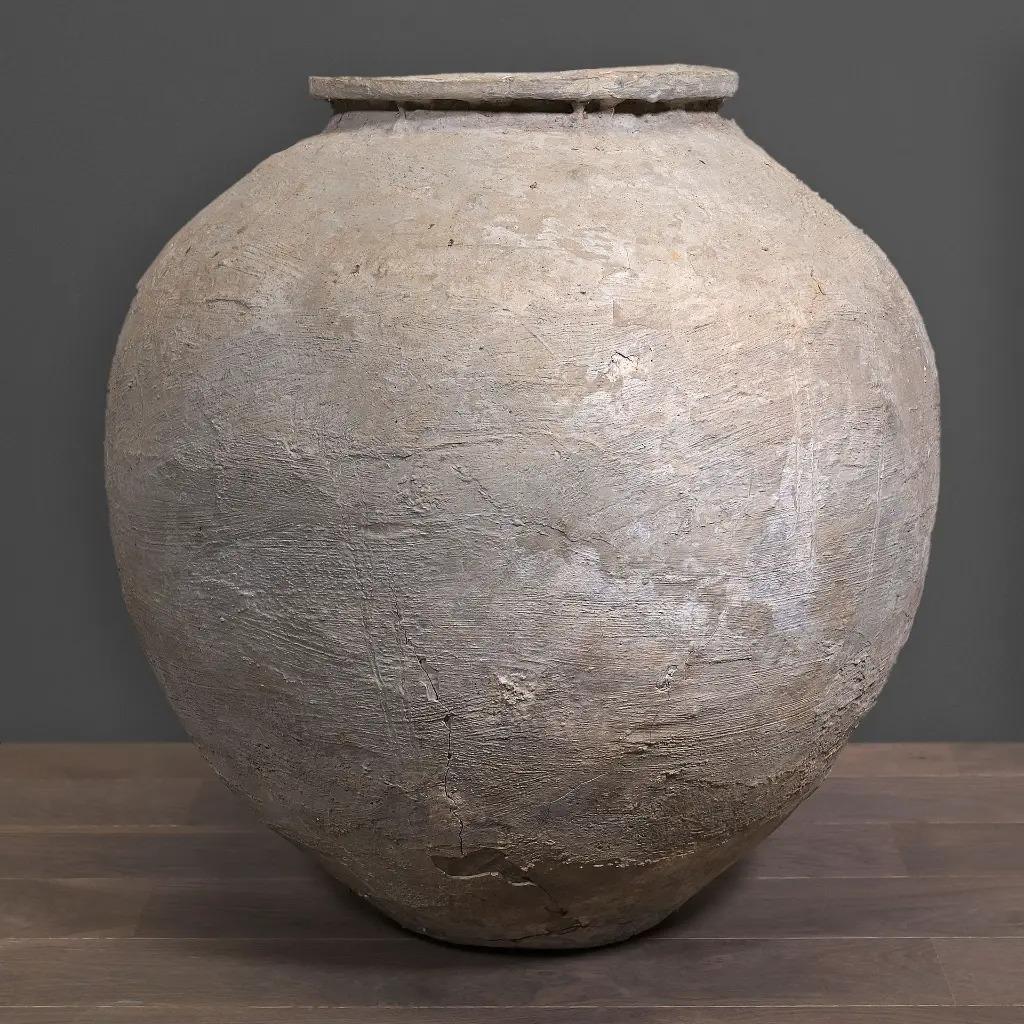 Indonesiano Grande vaso d'acqua rustico in argilla, patina naturale, Java. in vendita