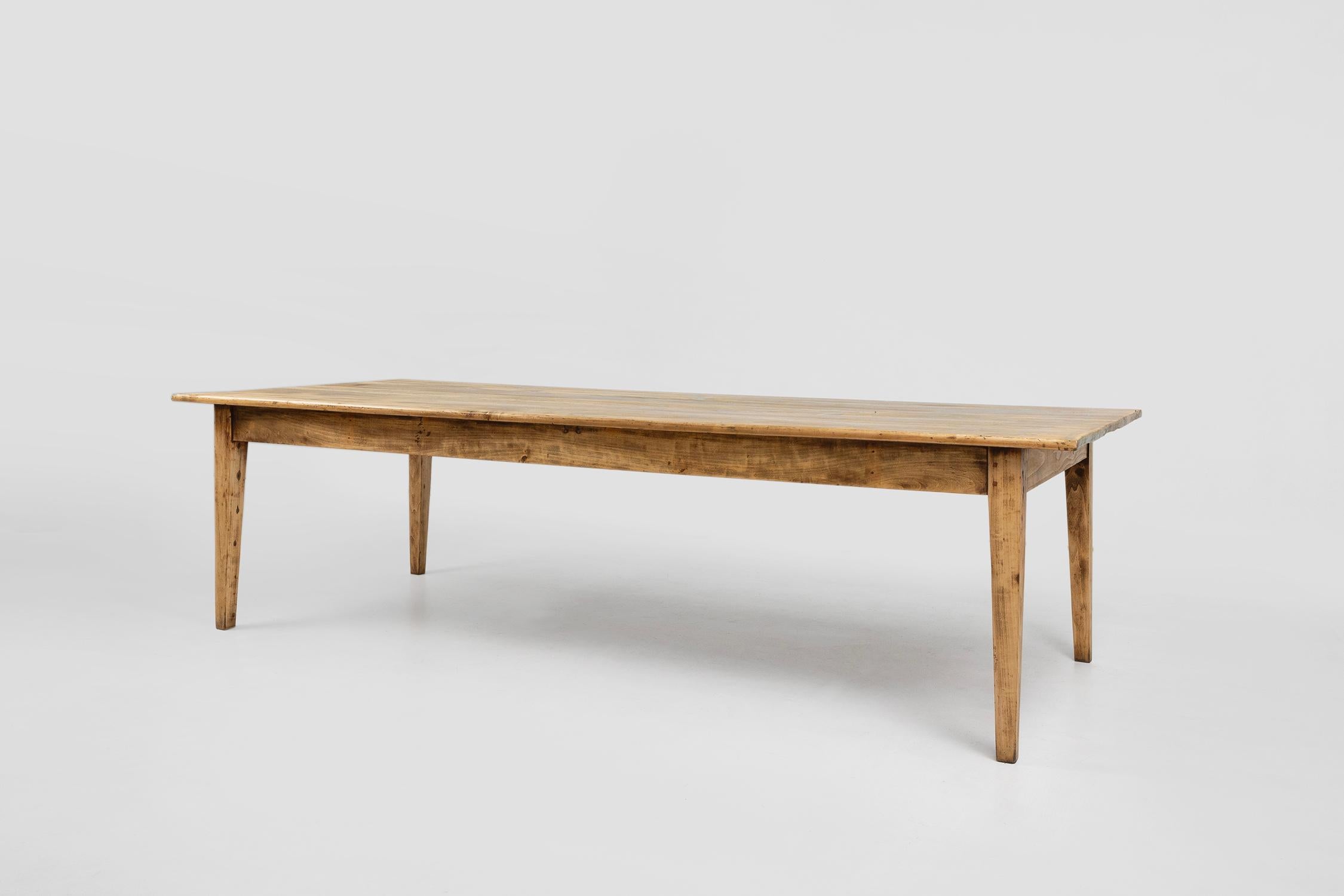 France / 1800 / table de ferme / orme / rustique / milieu de siècle

Robuste table de ferme avec une belle patine fabriquée en France vers 1800. Fabriqué en bois d'orme de haute qualité. La table a été restaurée par des professionnels.

Avec ses