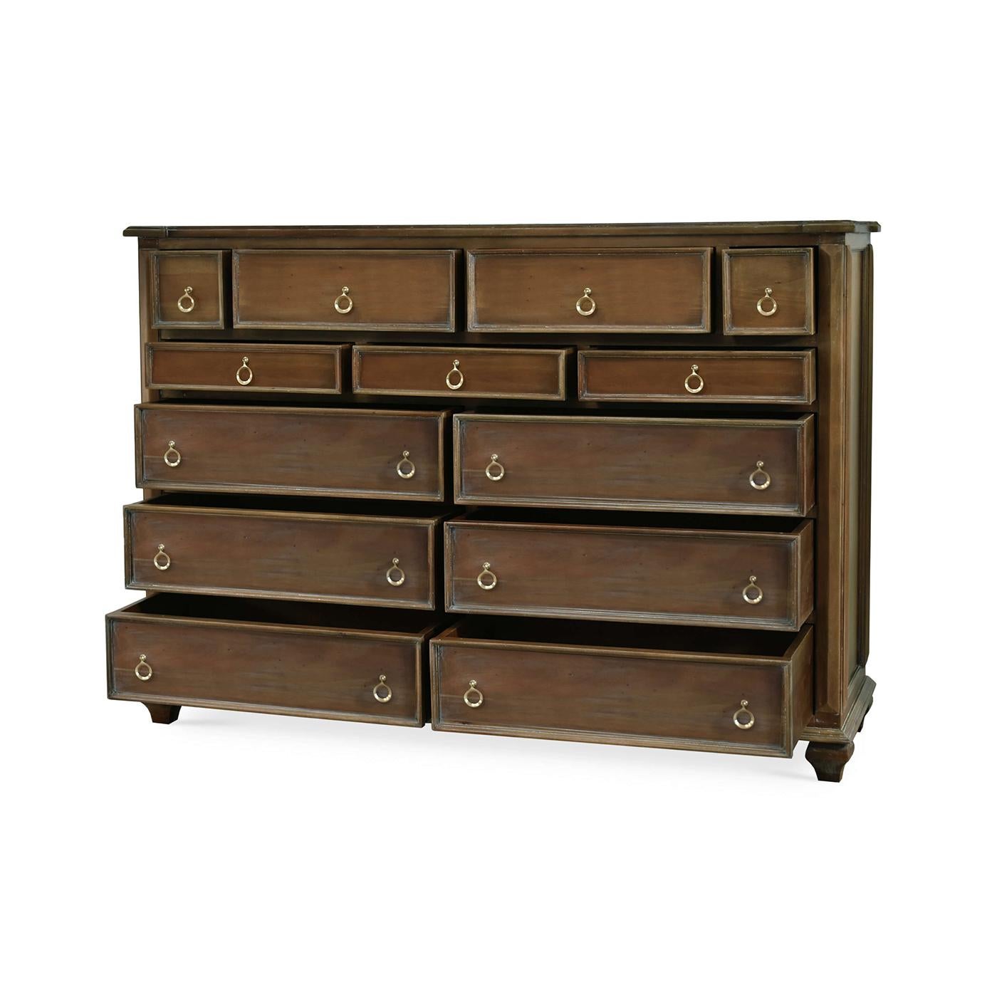 Stile provenzale Grande cassettone rustico europeo in vendita