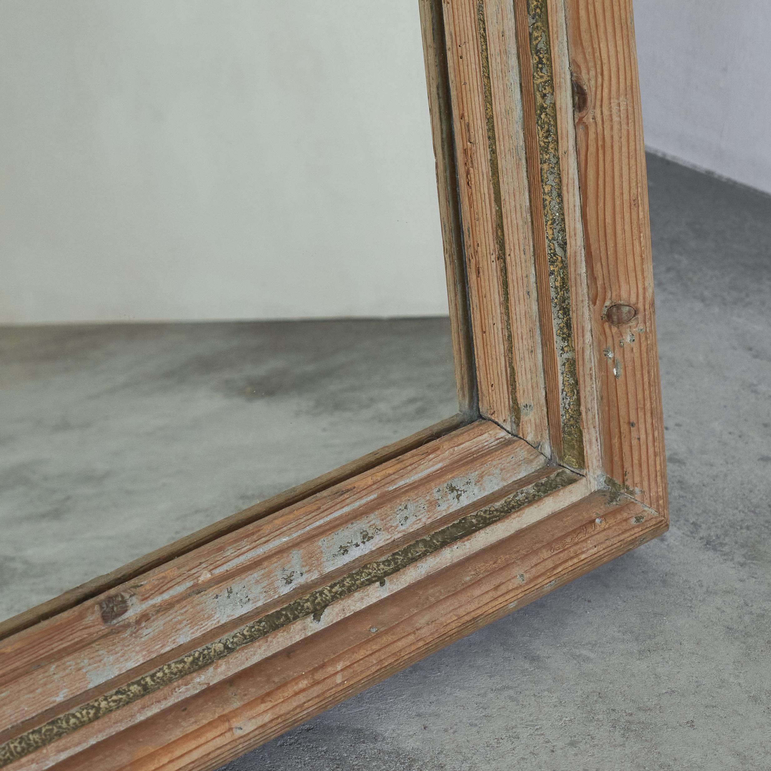 Européen Grand miroir rustique en pin et peinture délavée en vente