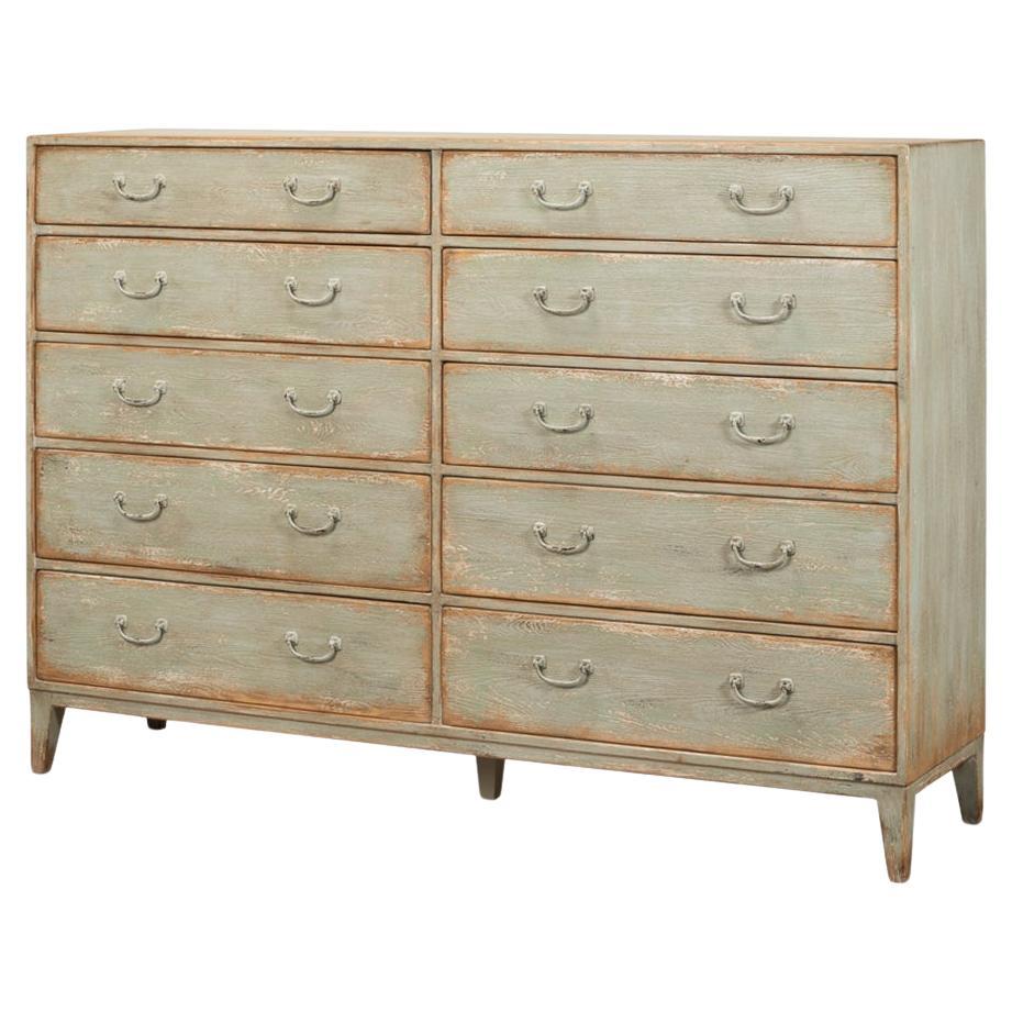 Grande commode peinte de style rustique en vente