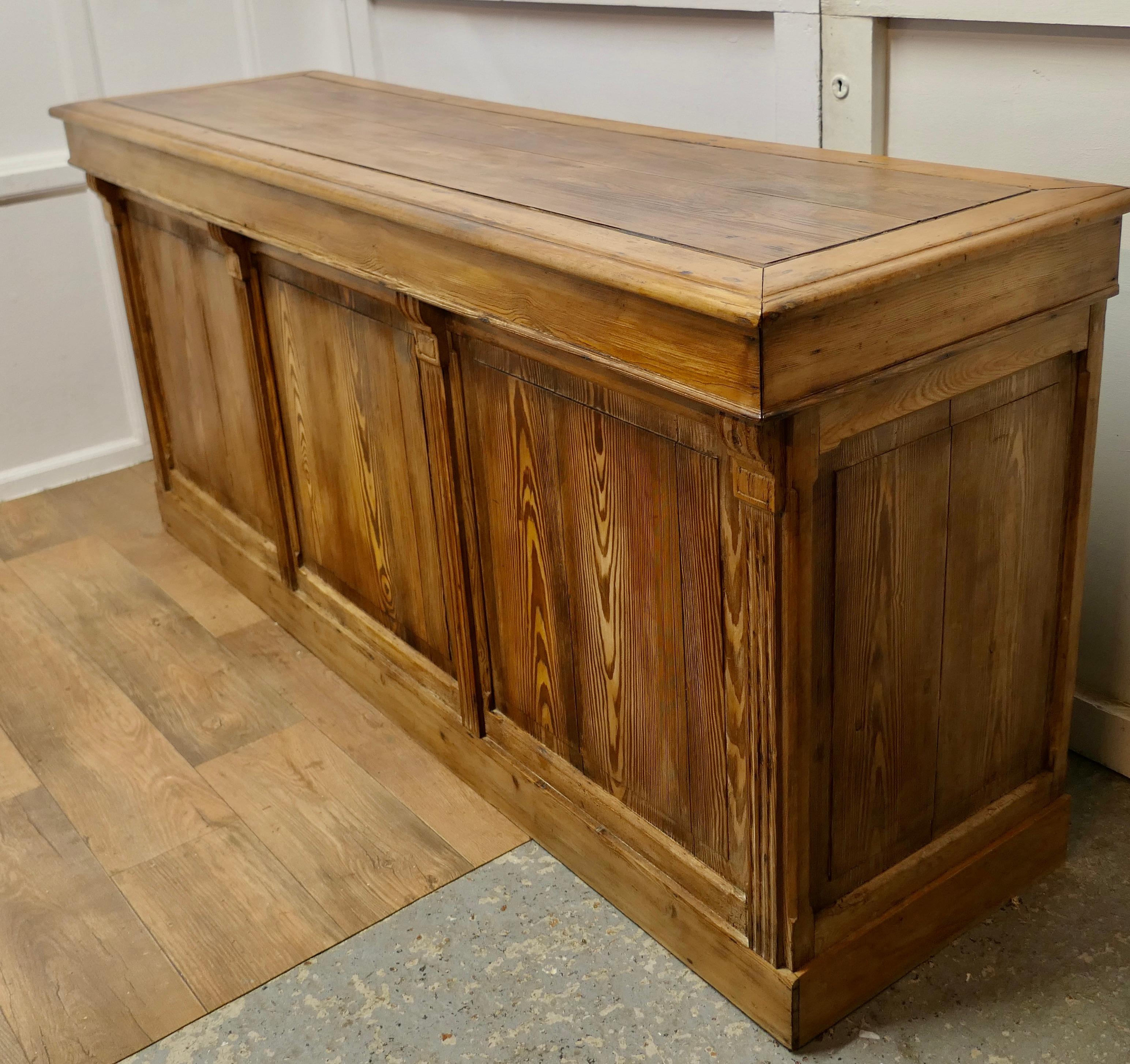 Large Rustic Pitch Pine Kitchen Island Counter, Dry Bar    In Good Condition For Sale In Chillerton, Isle of Wight
