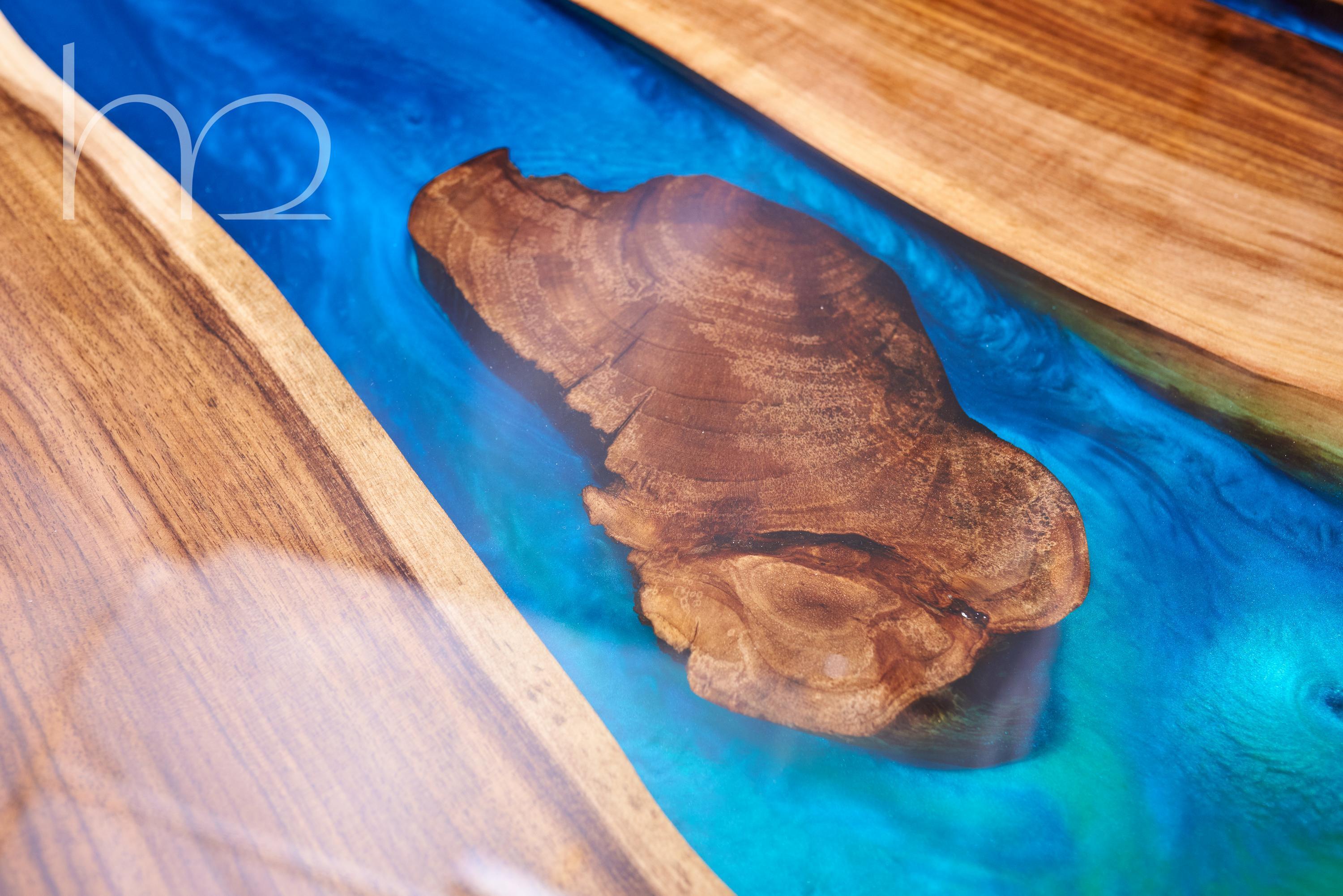 Métal Grande table à manger rustique en résine Table à manger luxueuse en noyer époxy avec arête vive  en vente
